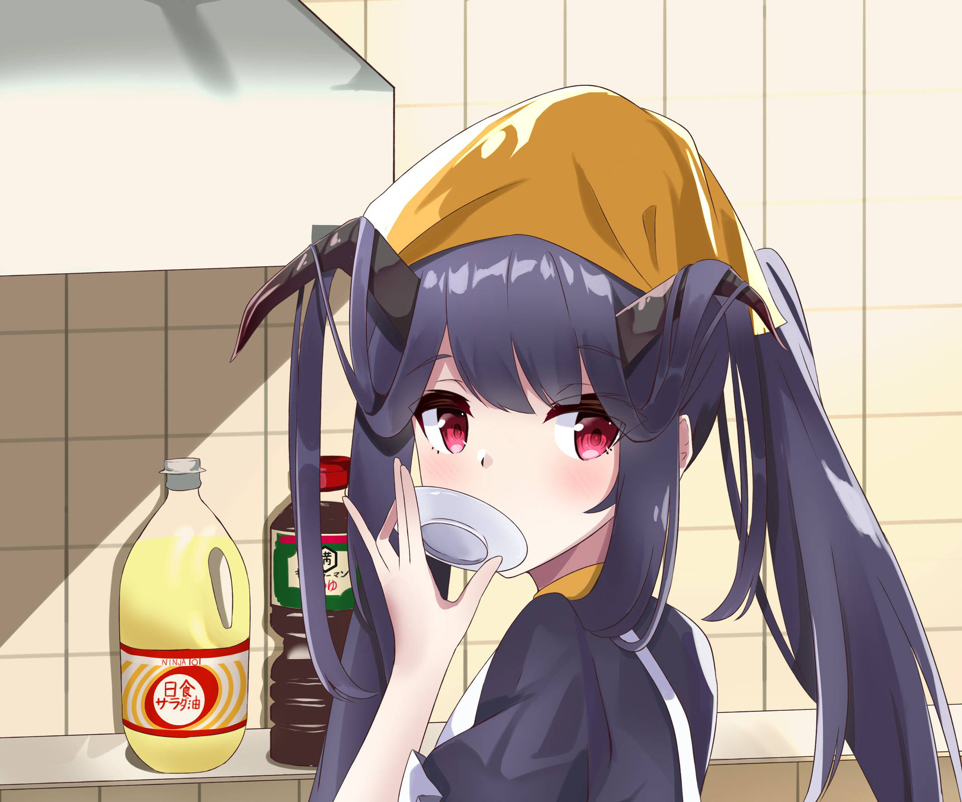 動漫女孩在廚房裡靠近食用油瓶啜飲杯子。