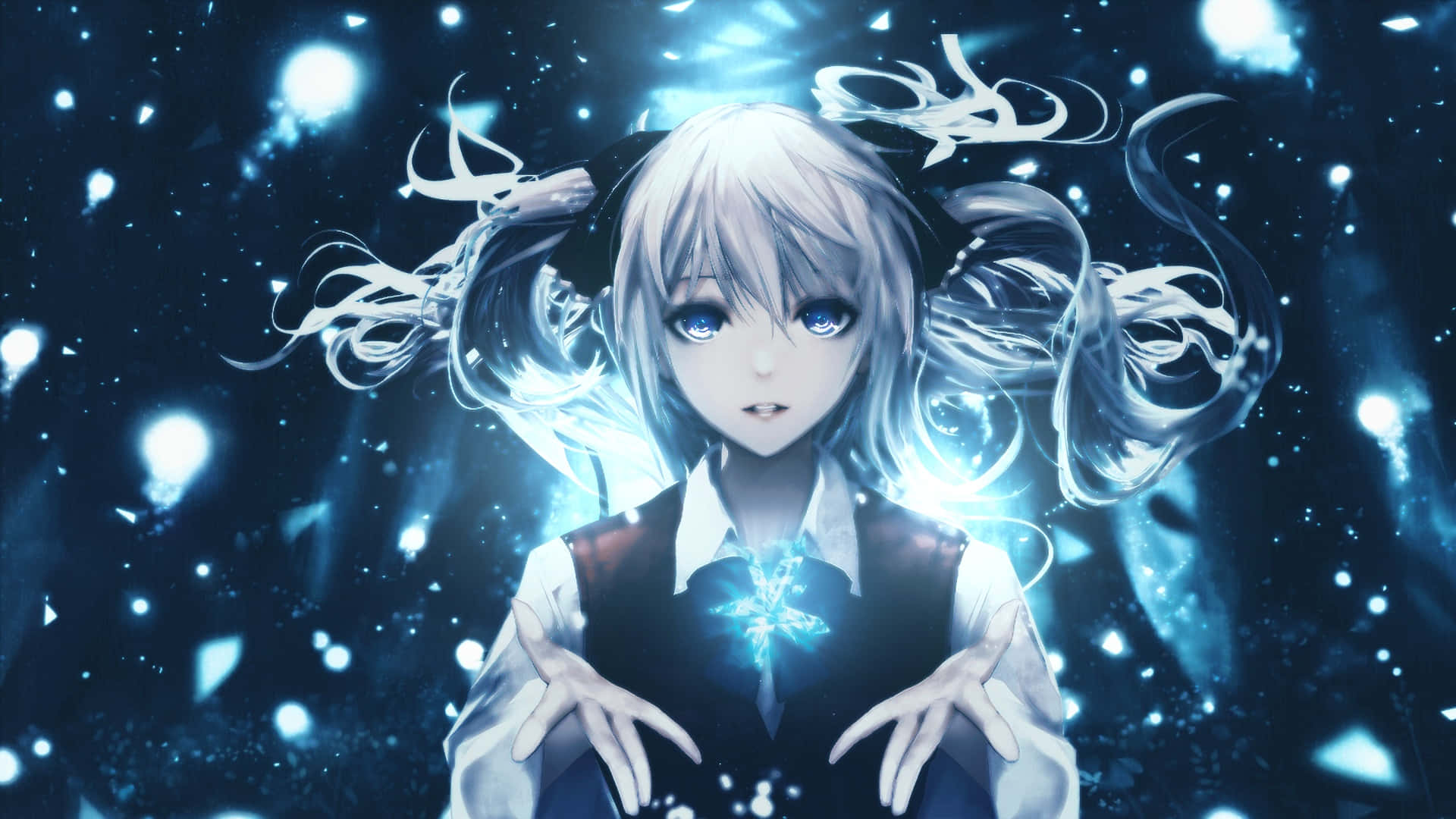 藍色氣場少女魔法 壁紙 — 一個發光的動漫女孩，銀色頭髮和藍色眼睛，在深藍色宇宙背景中漂浮在閃爍的粒子之間。