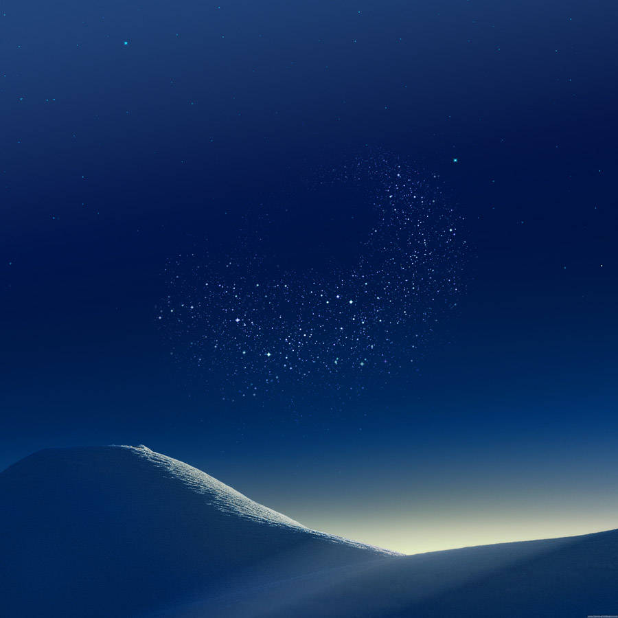 積雪山脊在星空下，帶有心形星座。