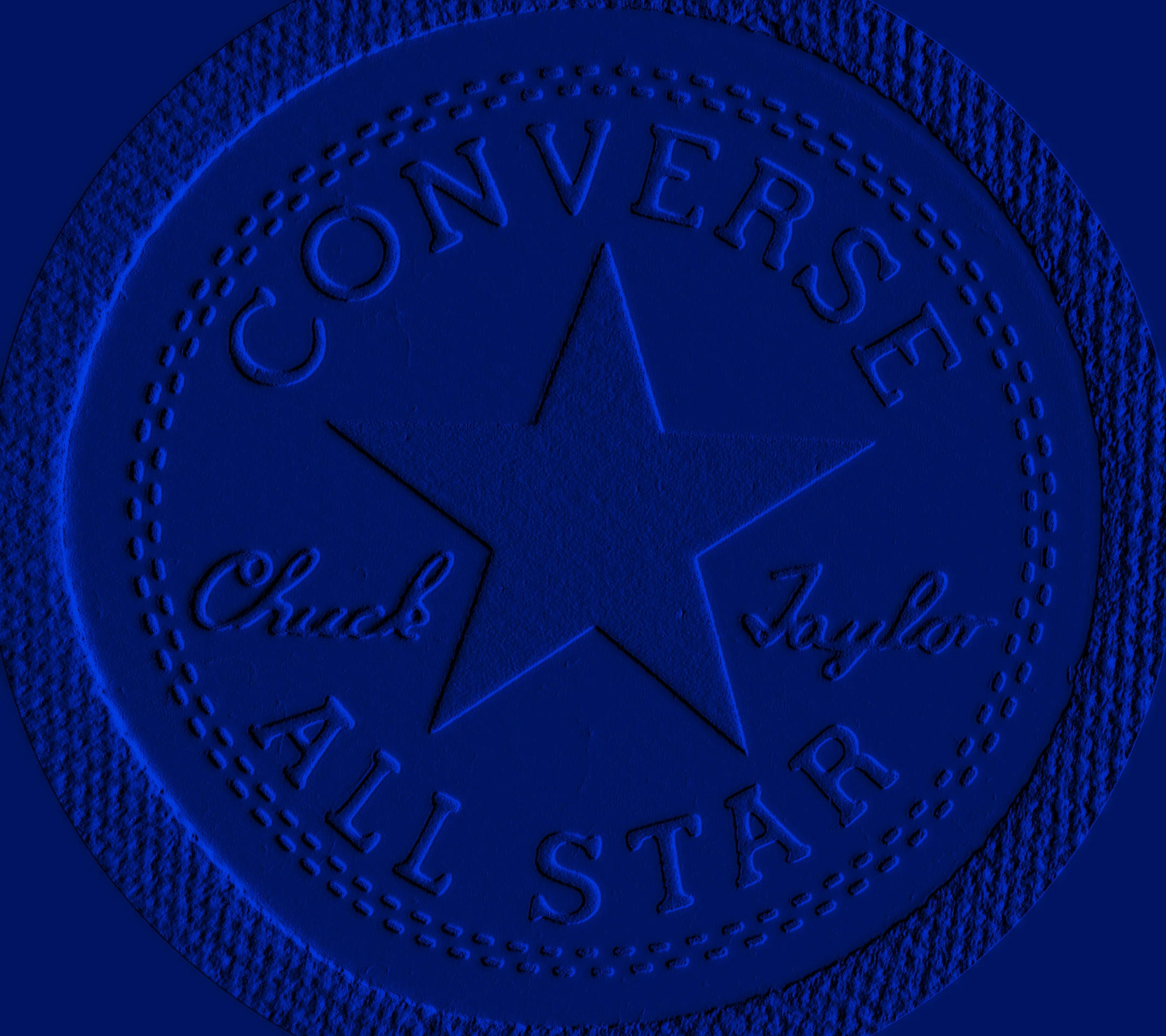 藍色浮雕 Converse 標誌 壁紙 — 帶有紋理的藍色 Converse All Star 標誌，壓印星星和文字，採用單色深藍色。