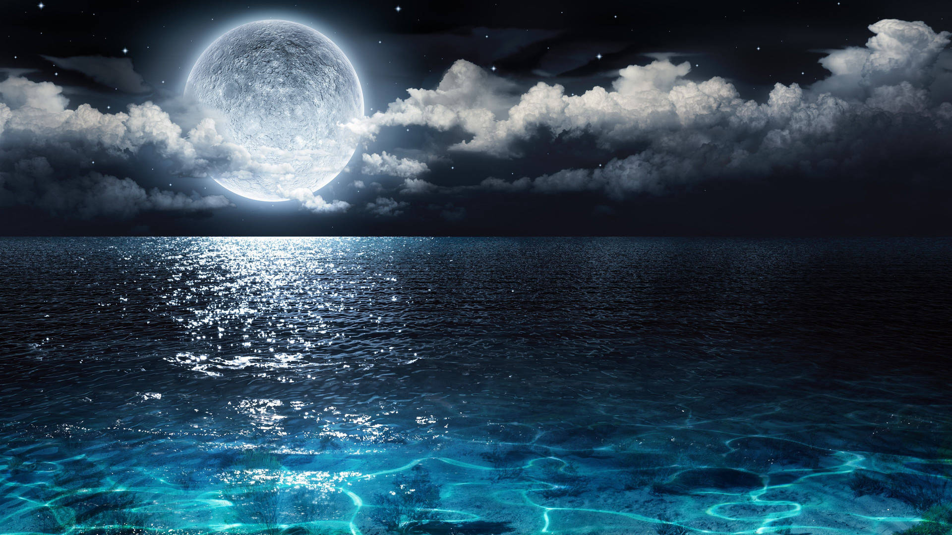 月光在繁星點點的夜空和飄動的雲層下，平靜的海面上反射。