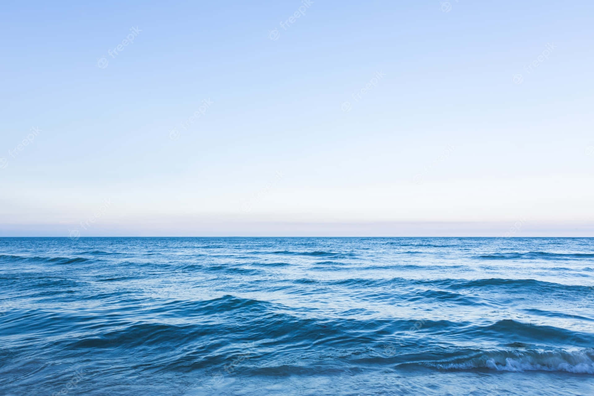 黎明時平靜的海浪與晴朗的天空