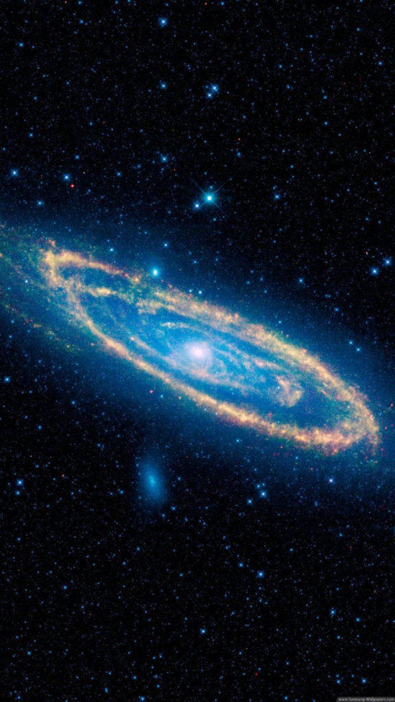 藍色渦旋星系 iPhone 壁紙 — 一個令人驚嘆的螺旋星系，帶有發光的藍色和金色旋臂，在深邃的黑色宇宙背景下穿過星場旋轉。