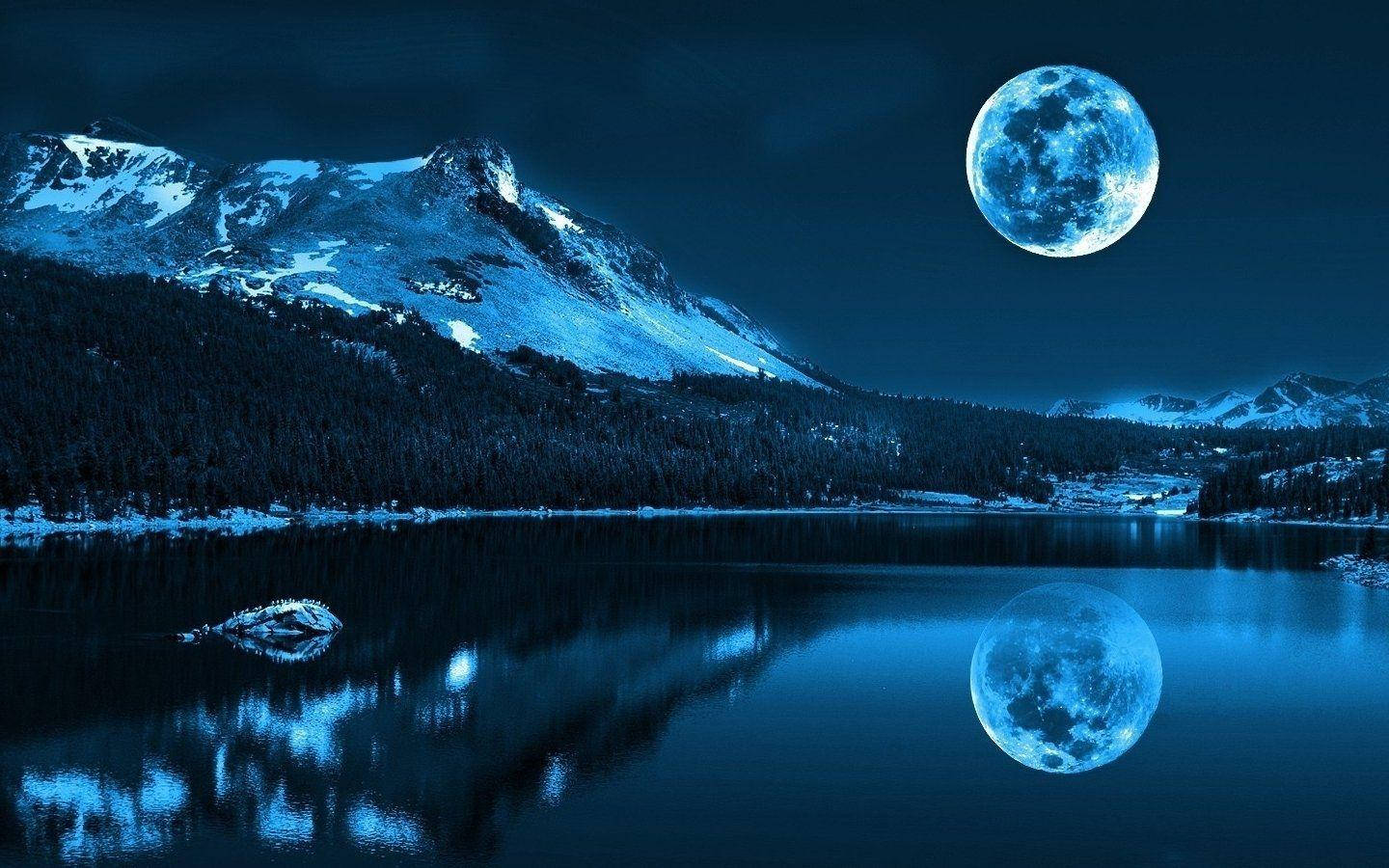 夜晚，滿月倒映在雪山旁的寧靜湖面上。