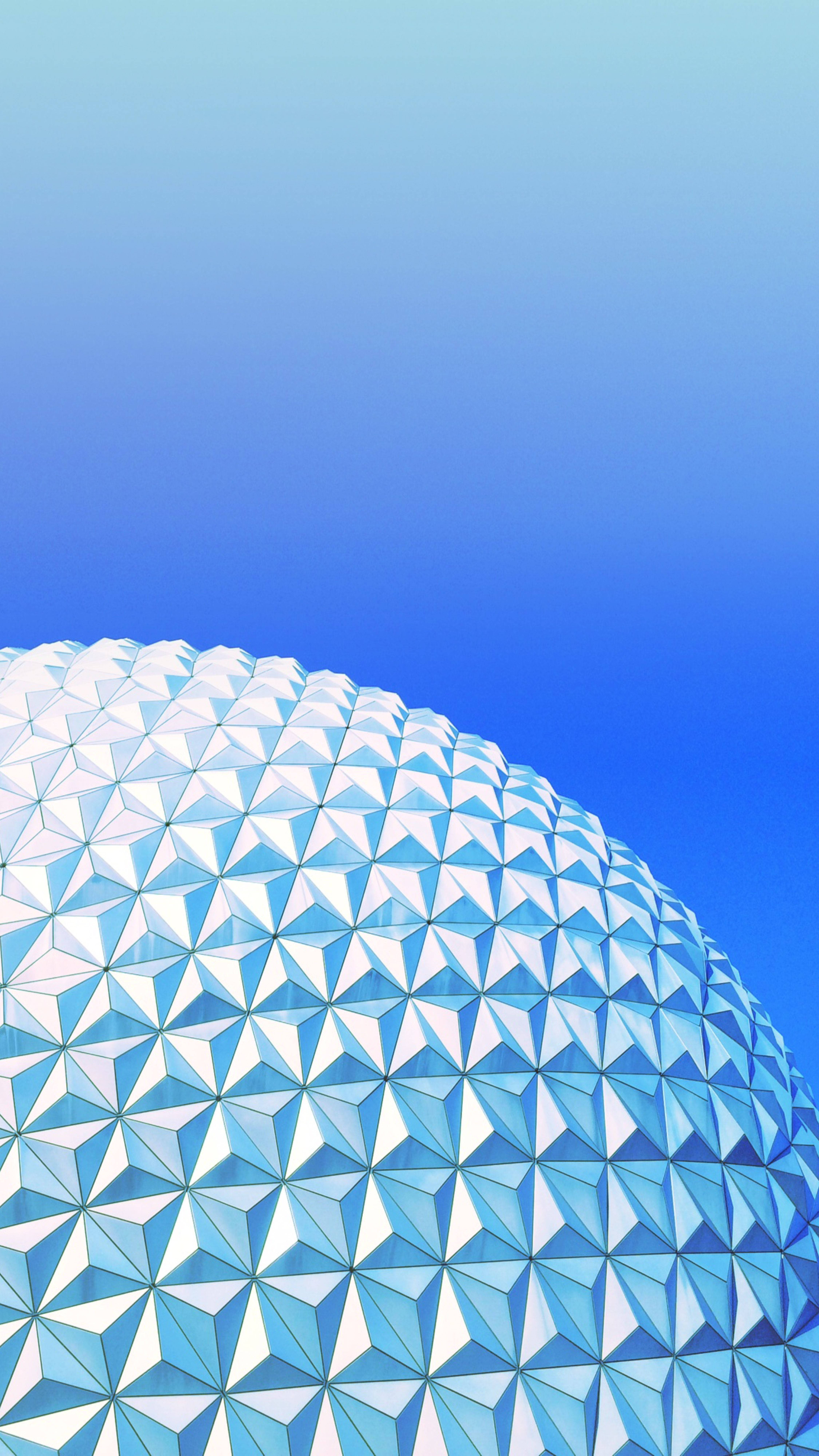 藍色漸層Epcot地球儀 壁紙 — 低角度觀看未來風格的測地圓頂，帶有三角形面，背景是漸變藍天。