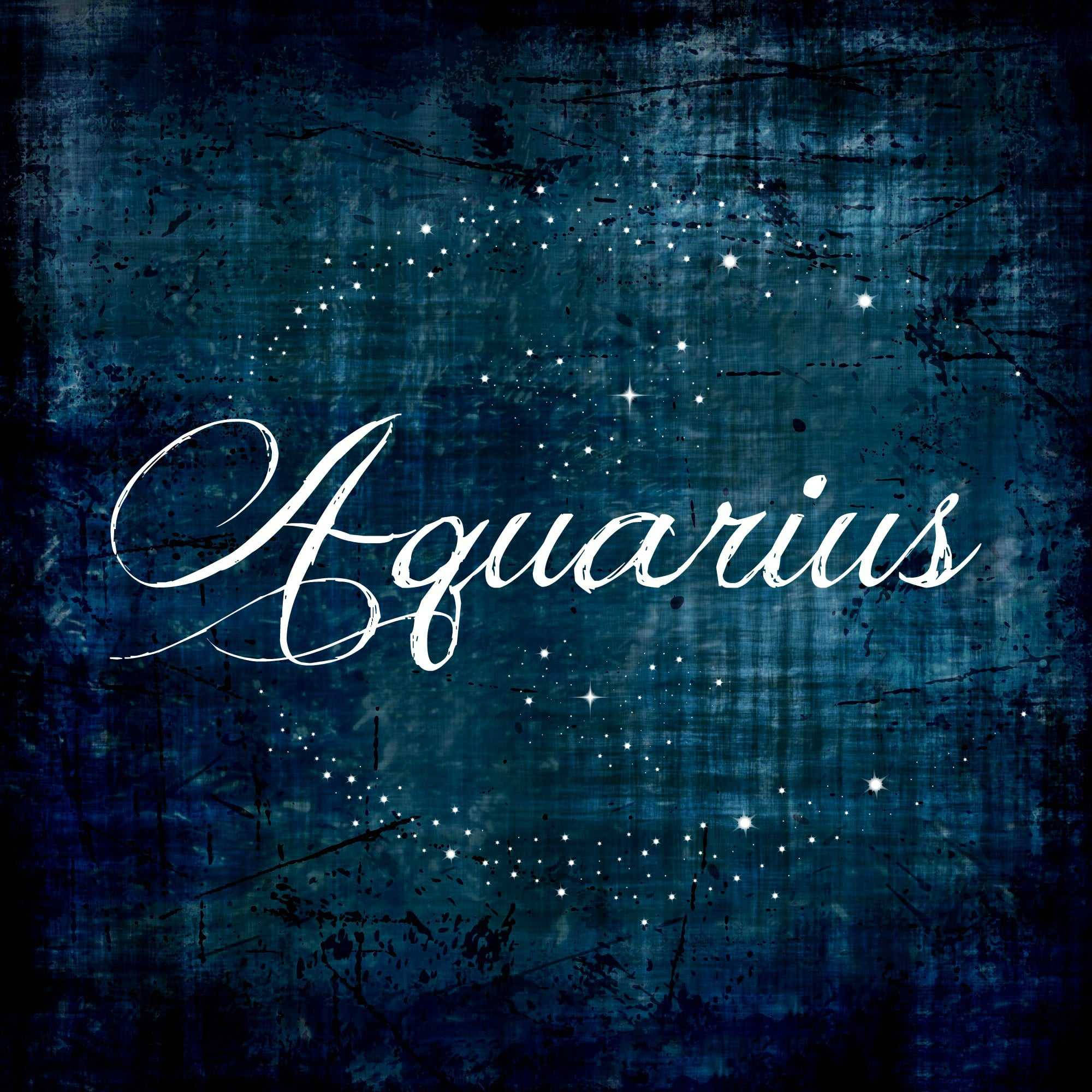藍色漸層水瓶座 壁紙 — 「Aquarius」呢個詞以優雅嘅白色字體喺佈滿閃爍星星嘅紋理深藍色宇宙背景上發光。