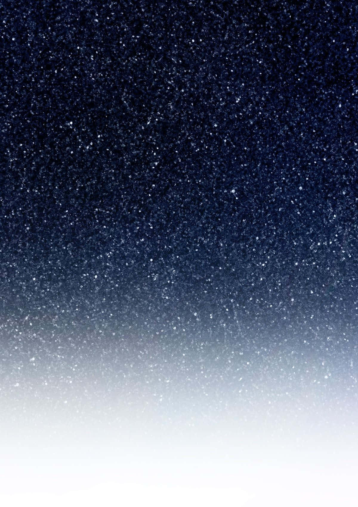 藍色漸層背景，深藍夜空 壁紙 — 一片寧靜的漸變夜空，從深海軍藍過渡到柔和白色，點綴著無數閃爍的星星。