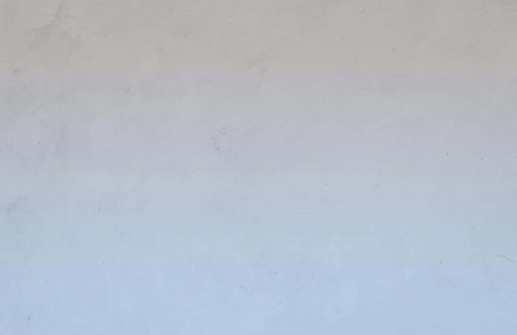 藍色漸層背景，淺柔藍紋理 壁紙 — 平滑漸變牆壁從米色過渡到柔和藍色，帶有細微紋理和斑點。