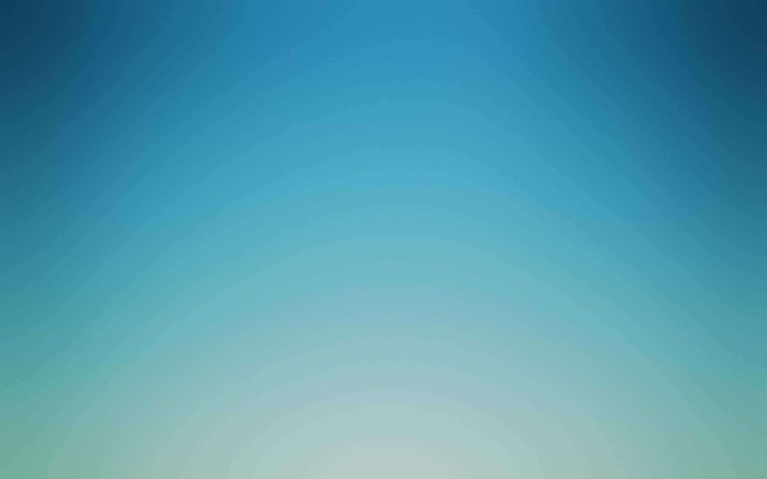 藍色漸層背景：藍色調配深藍角落 壁紙 — 從深藍色到柔和青綠色再到淡綠色的寧靜天空漸變。