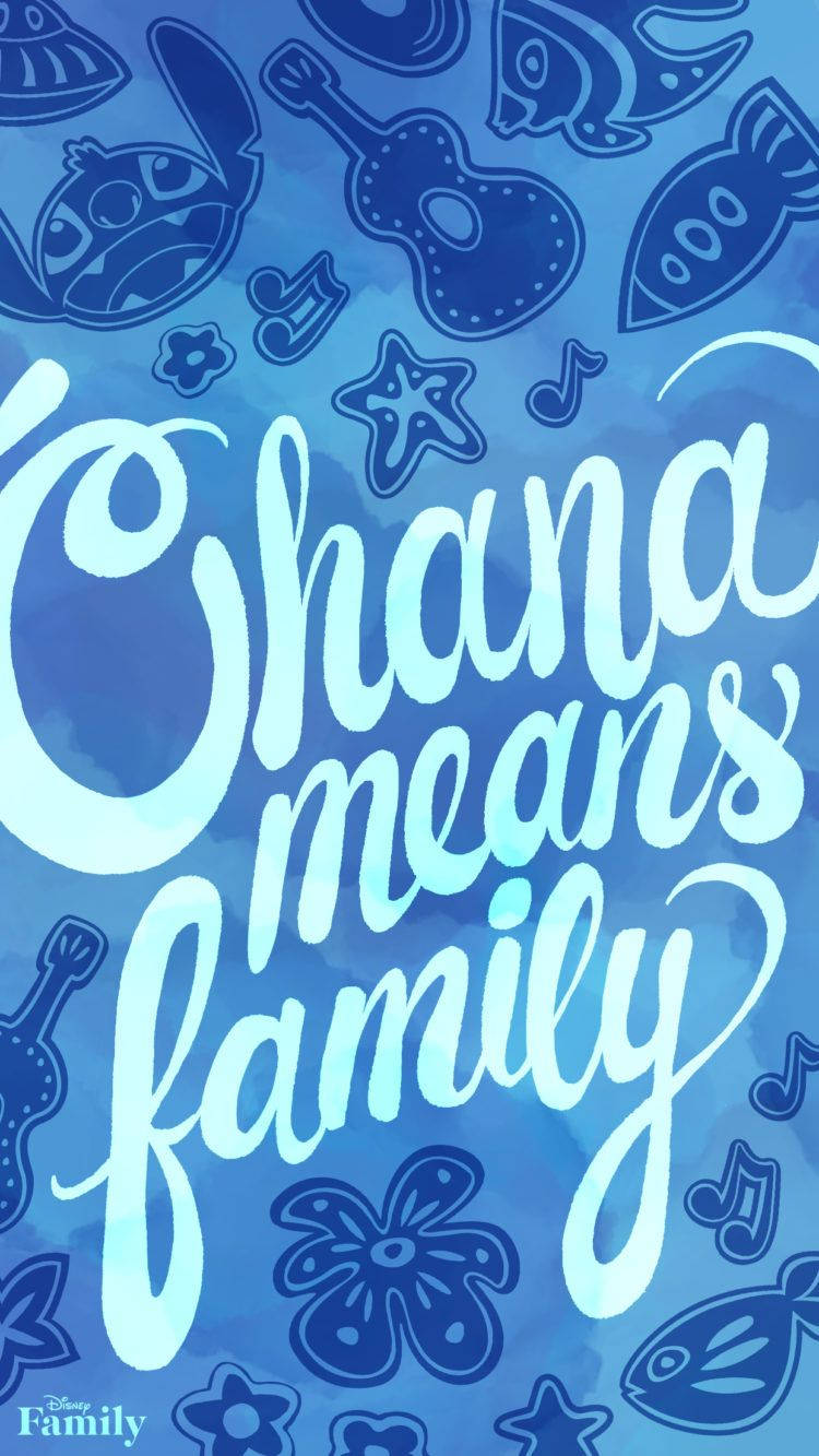 莉洛與史迪奇 桌布 壁紙 — 藍色漸變牆紙，帶有風格化文字 'Chana means family'，周圍環繞著俏皮的卡通圖標。