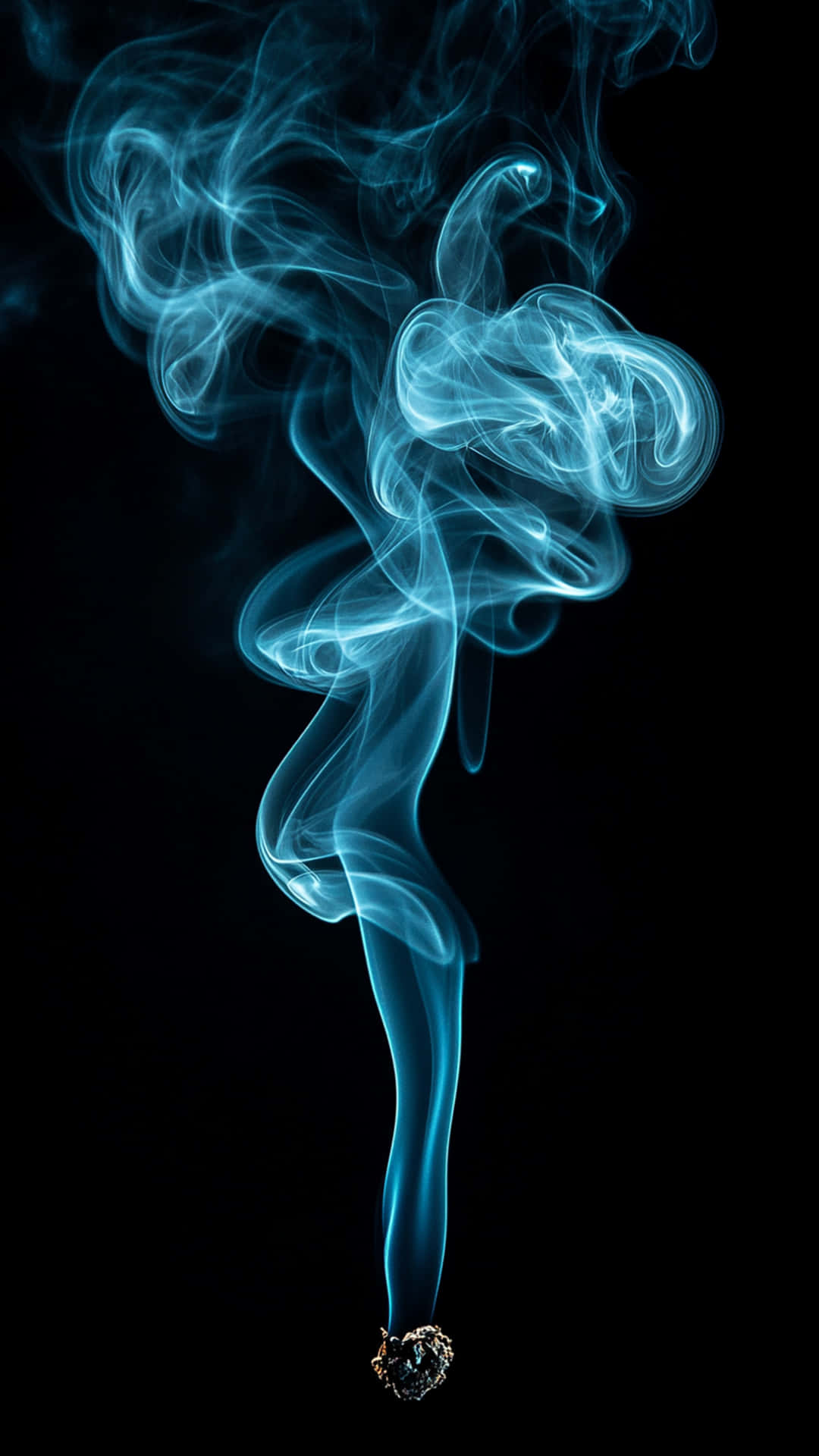 藍色煙霧搭配黑色背景 壁紙 — 一條發光的藍色煙柱從黑暗的餘燼中優雅地升起，背景是純黑色。