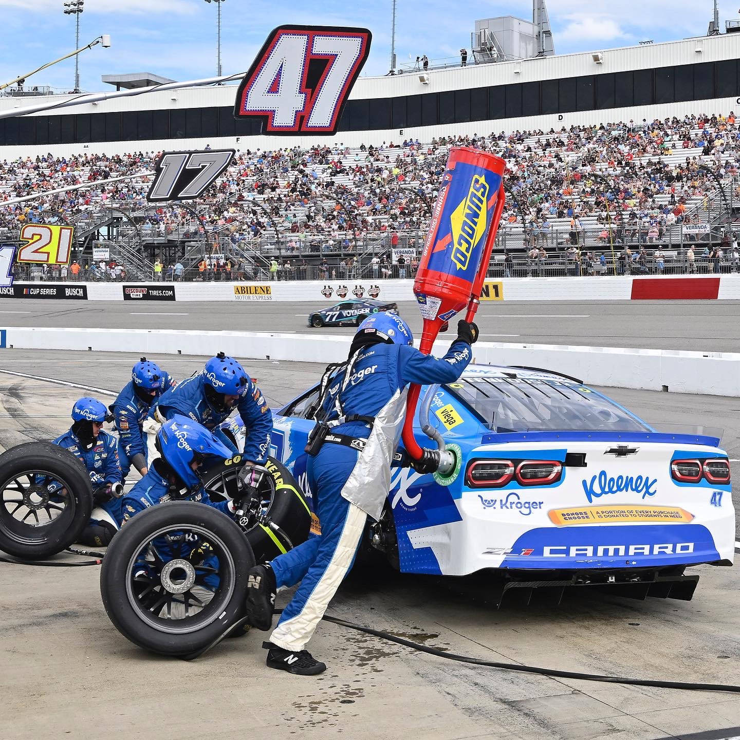 NASCAR維修站團隊喺日間活動中更換賽車輪胎。
