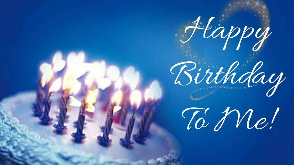 插著點燃蠟燭的生日蛋糕，藍色背景上寫有 'Happy Birthday To Me!' 文字。