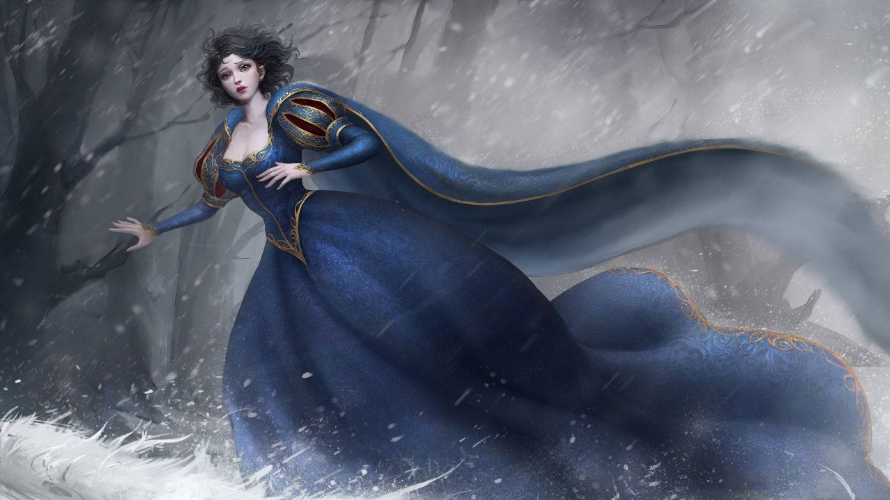 一位幻想女性身穿藍色長袍，在暴風雪中站在雪地森林裡。