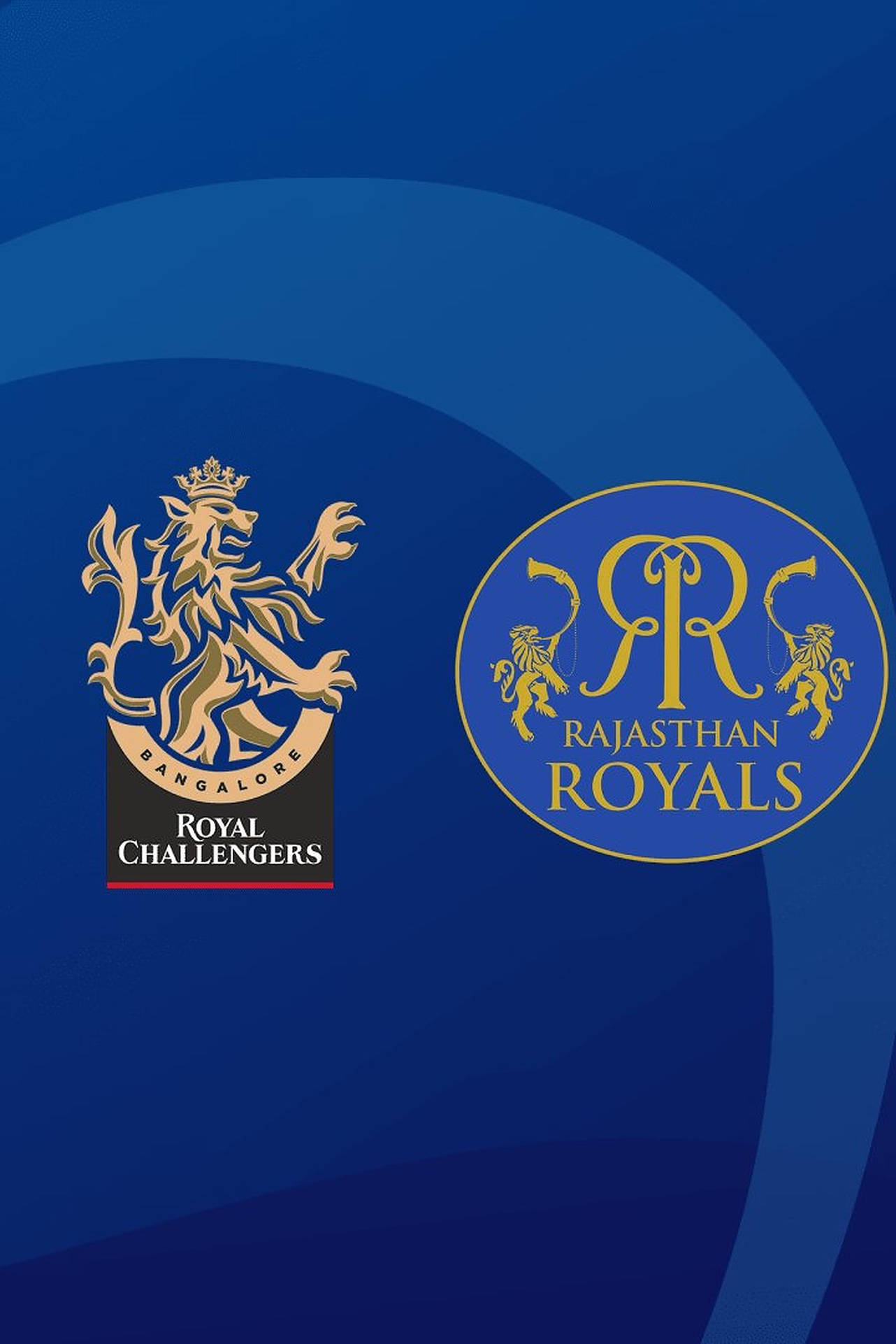 藍色皇家查爾斯堡隊標誌 壁紙 — 兩個板球隊標誌 Royal Challengers Bangalore 和 Rajasthan Royals 顯示在漸變藍色背景上。