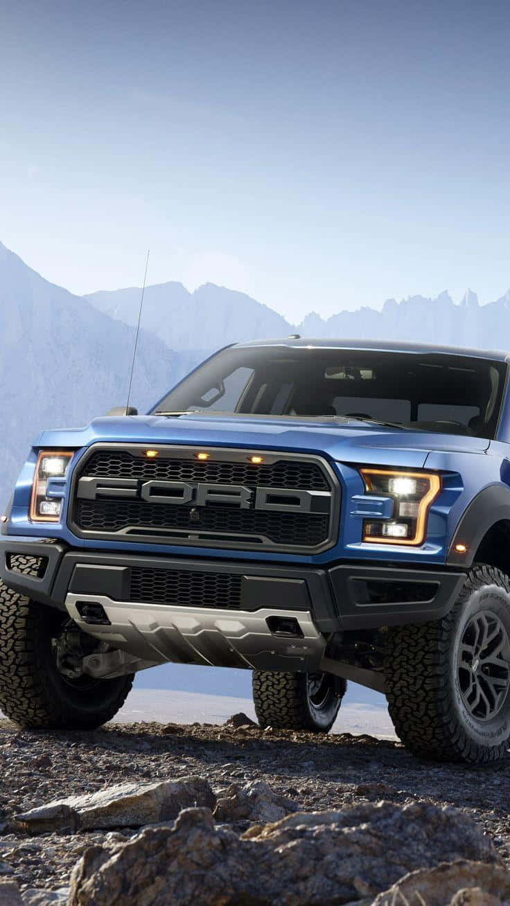 藍色福特F-150 Raptor停泊在岩石山區 壁紙