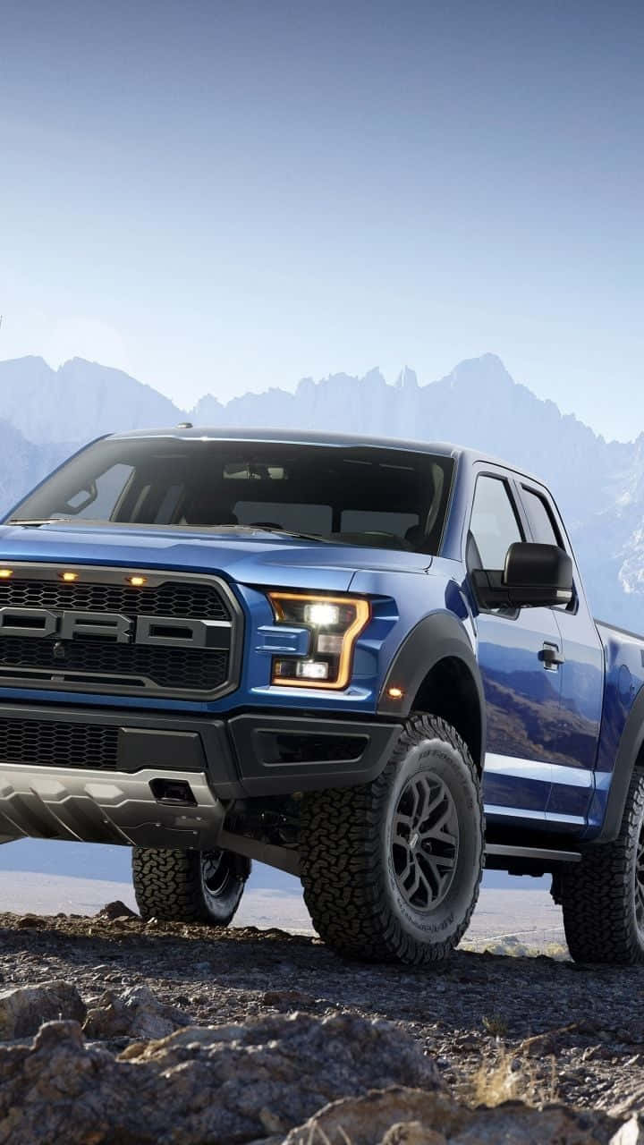 藍色福特F-150 Raptor停泊在岩石山上 壁紙