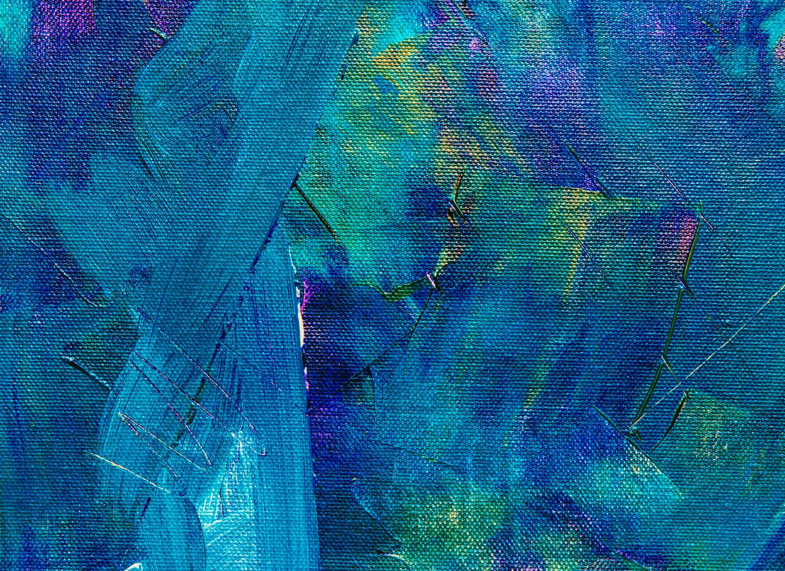 藍色粗塗裝紙張紋理 壁紙 — 充滿活力的抽象筆觸，以青綠色、藍色、紫色和黃色在紋理畫布上旋轉，可見織紋。