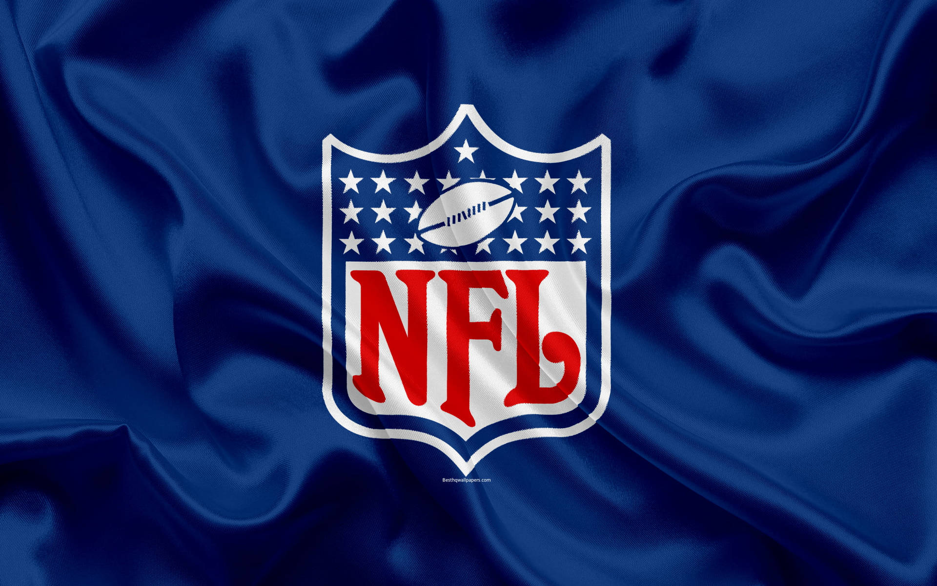 NFL 標誌在帶有褶皺和高光的藍色緞面背景上。