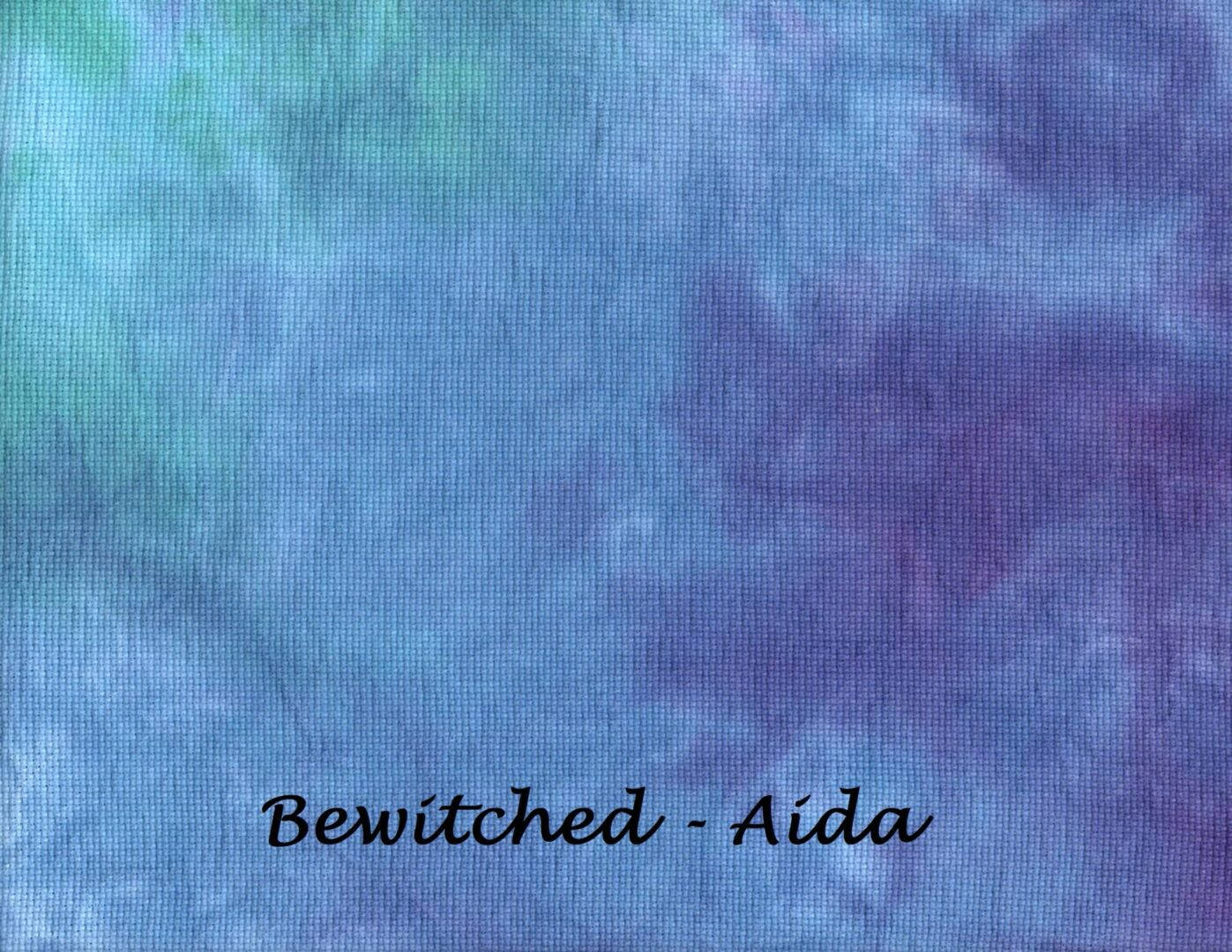 帶有藍色、紫色和藍綠色紮染圖案及文字 Bewitched Aida 的紋理布料