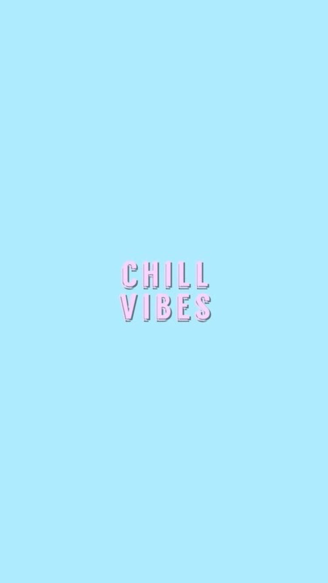 粉彩粉紅色文字 'CHILL VIBES' 置中於淺藍色背景上。
