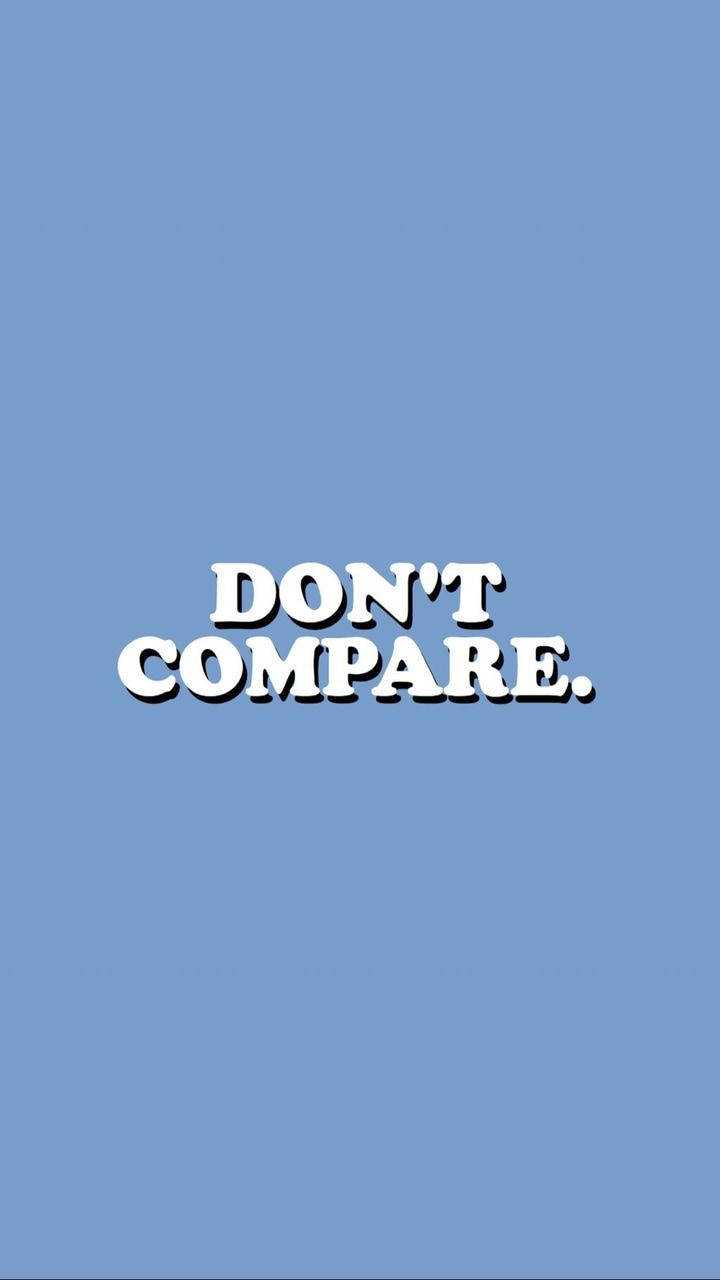 勵志語錄，在藍色背景上用粗體白色字母寫著「don't compare」