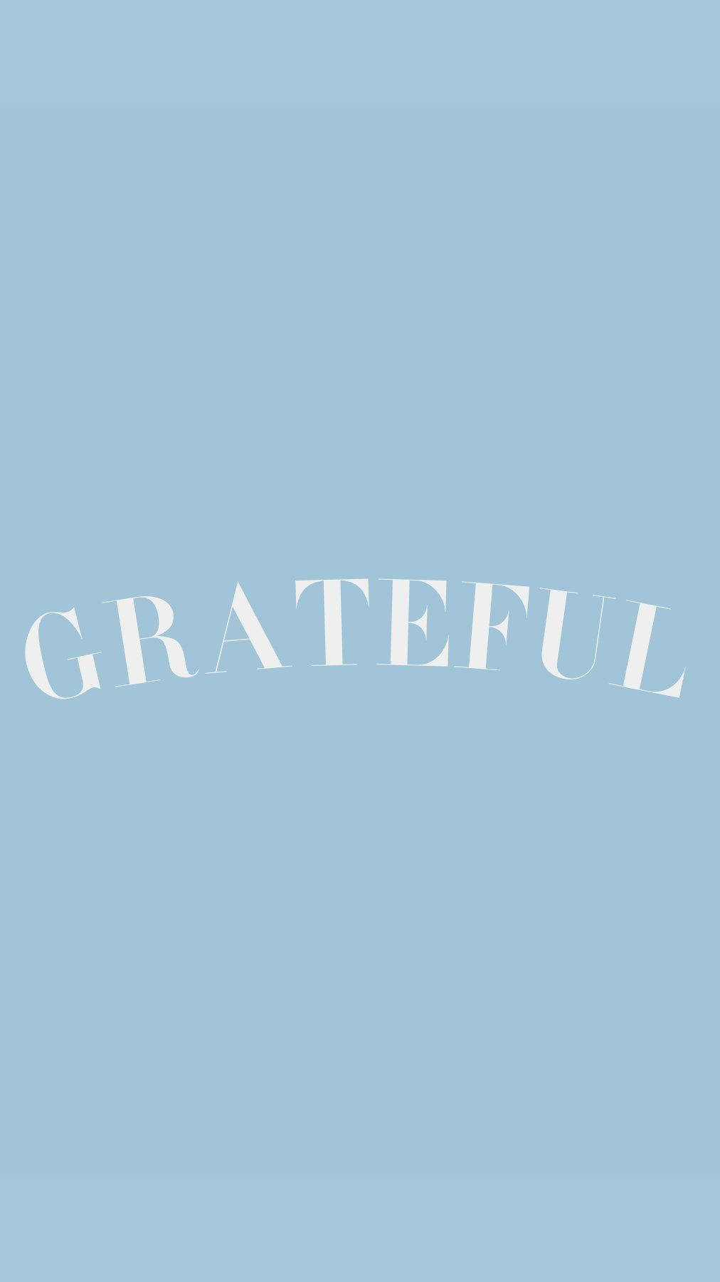白色彎曲文字「grateful」一詞在淺藍色背景上。