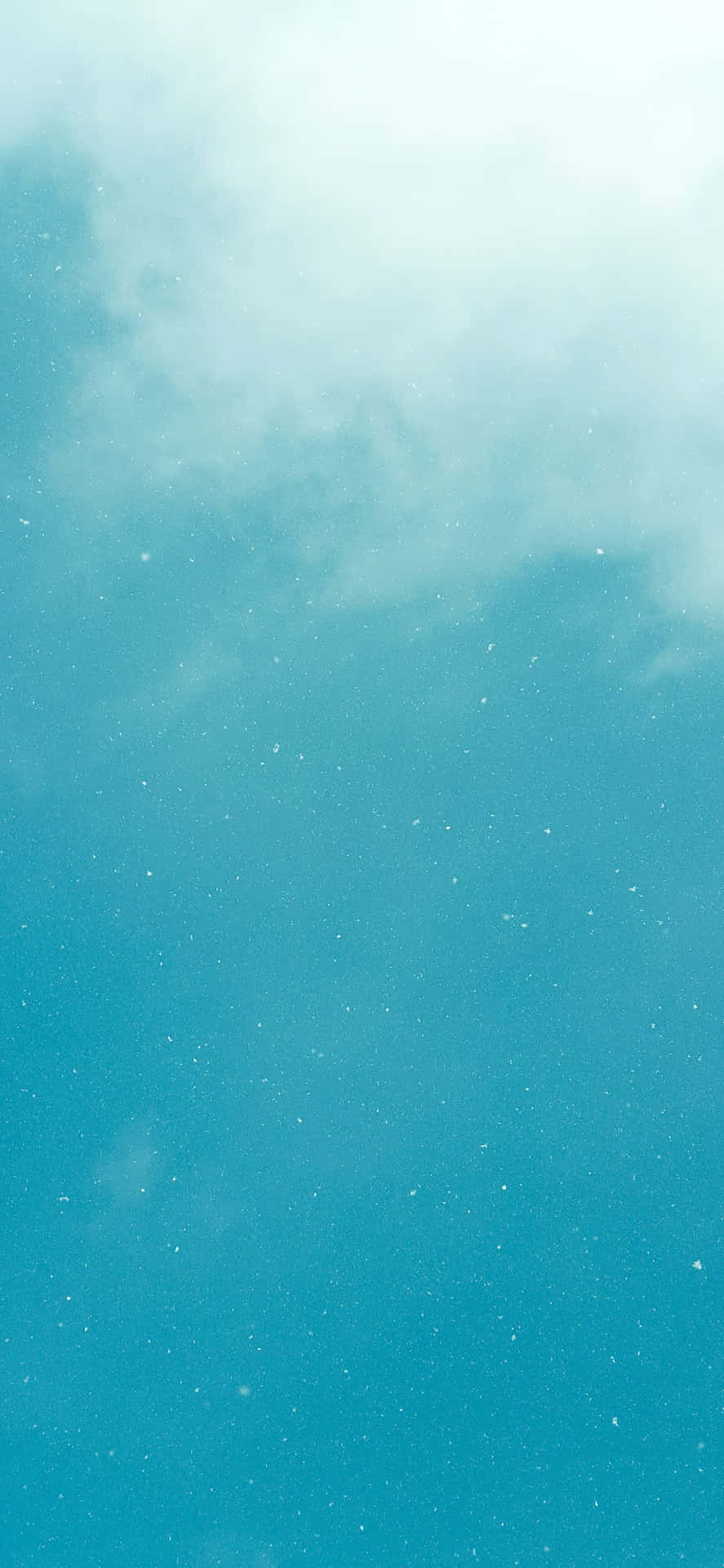 平靜的綠松石天空，帶有輕柔的雲朵和柔和的光點。