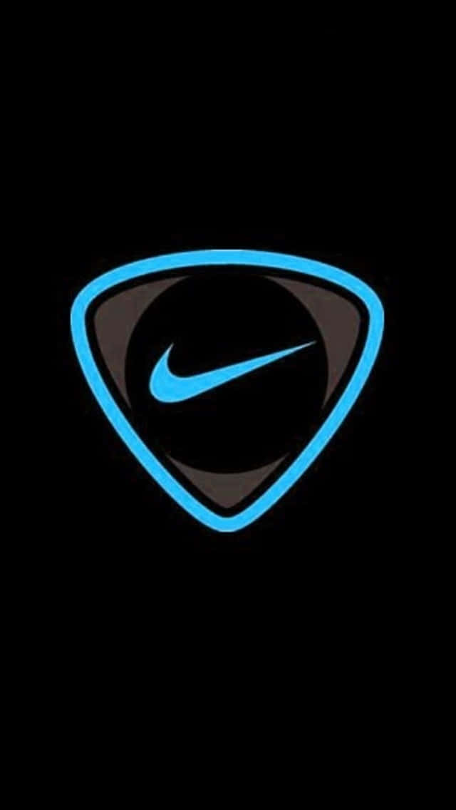 黑色背景上，結他撥片內的藍色Nike標誌