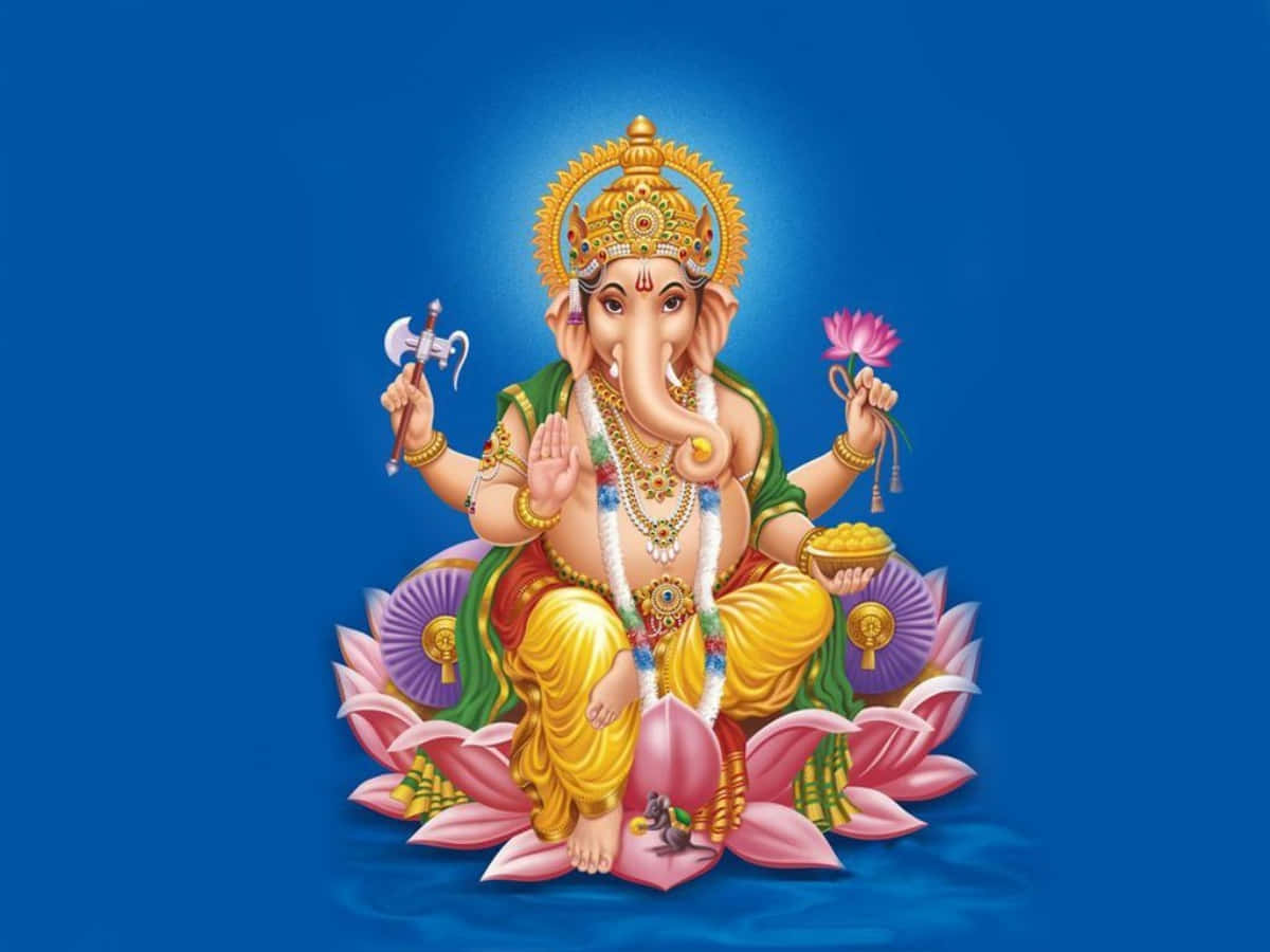 藍色背景 Ganpati Bappa 圖像 壁紙 — 象頭神迦內什莊嚴地坐在粉紅色蓮花上，手持蓮花和斧頭，背景是耀眼的藍色。
