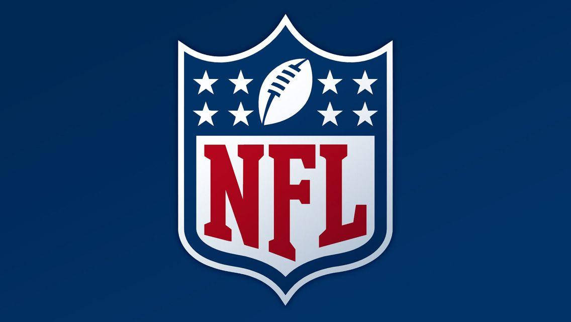 藍色背景上的NFL美式足球標誌 壁紙 — 官方NFL標誌，以白色、紅色和藍色呈現，置於純海軍藍背景上。