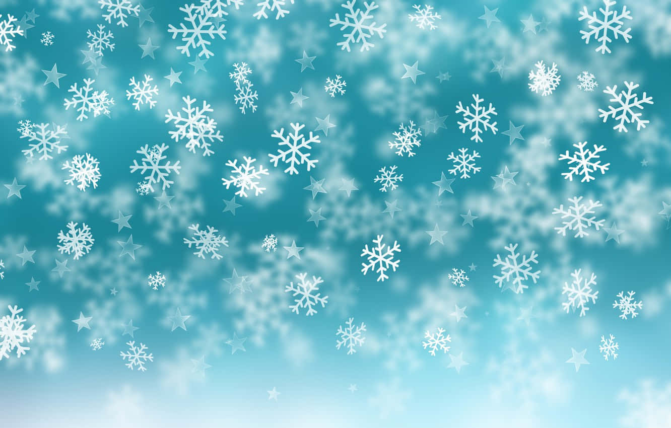 藍色背景上的雪花 壁紙 — 白色雪花和星星在柔和漸變的藍綠色天空中輕輕飄動，帶有模糊的雲狀紋理。