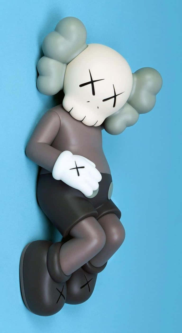 藍色背景下的KAWS人偶 壁紙 — AKA KAWS 角色公仔，擁有X形眼睛和雲朵般的頭髮，坐在純藍色背景前。