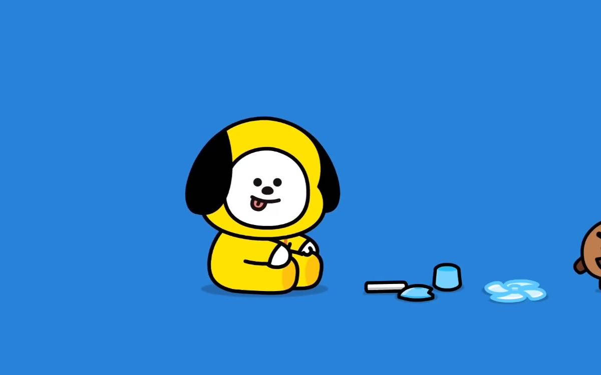 藍色背景奇米 Bt21 壁紙 — 一隻快樂的黃色卡通狗，有黑色耳朵，開心地坐在純藍色背景上，玩著藍色油漆和畫筆。