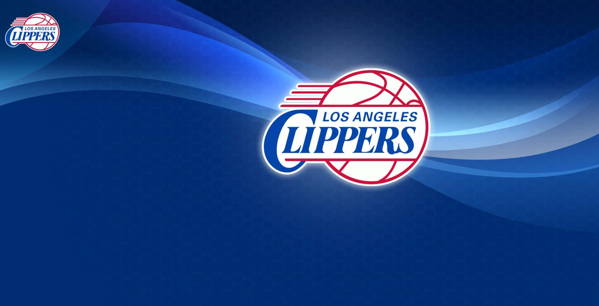藍色背景的NBA洛杉磯快艇隊隊徽 壁紙 — 洛杉磯快艇隊標誌居中置於動態藍色漸變背景上，帶有流動的光線條紋。