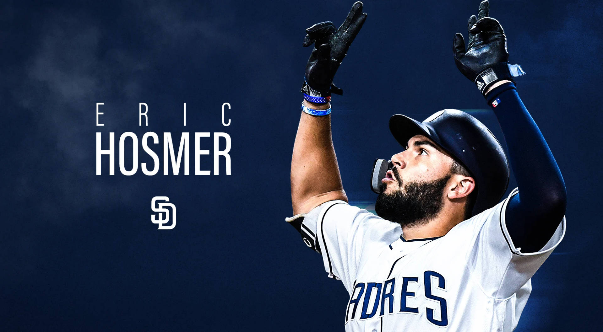 棒球選手 Eric Hosmer 在夜間球場高舉雙臂慶祝。