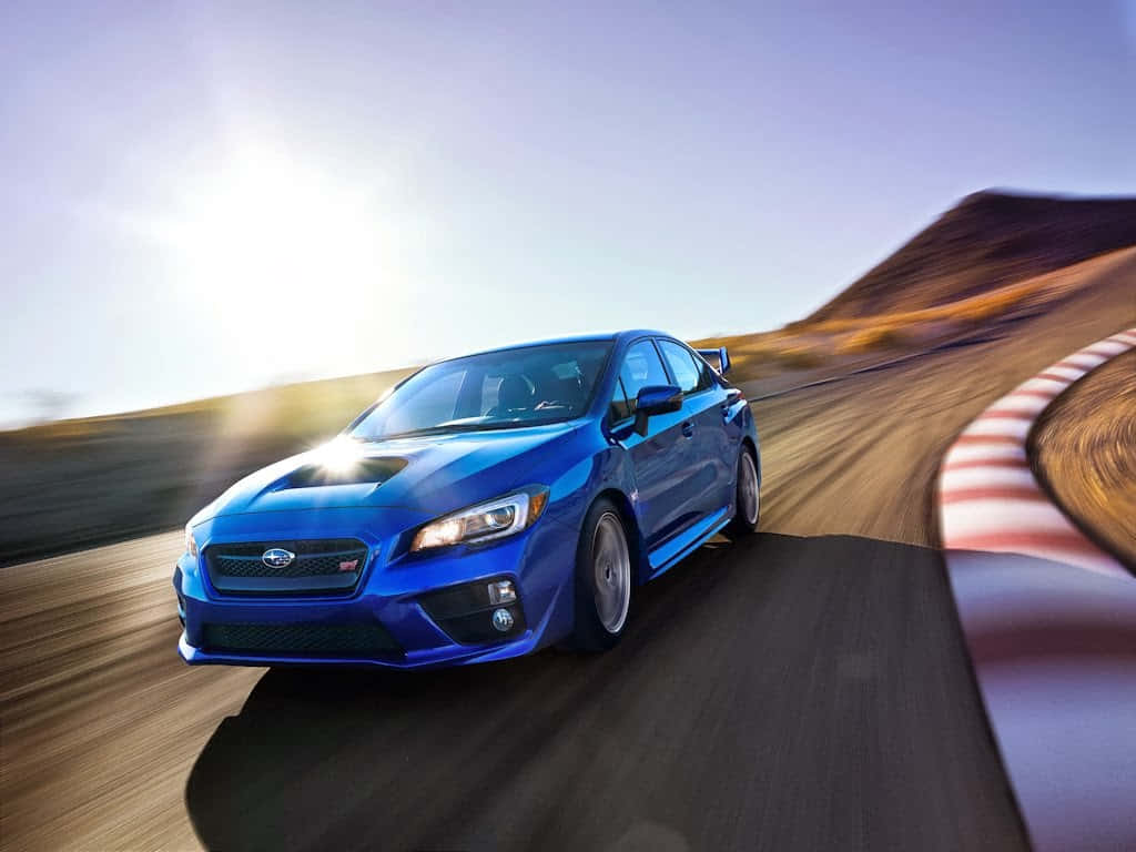 日落時分，藍色 Subaru WRX STI 在沙漠賽道上加速行駛。