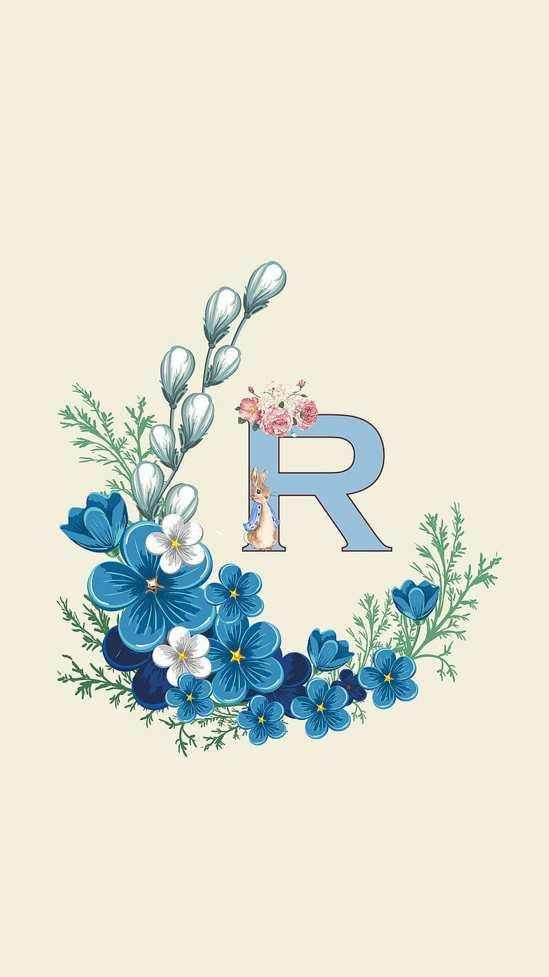 藍色花朵字母R 壁紙 — 淺藍色字母R，飾有藍色花朵、白色花朵、綠色植物和一隻從後面探出頭來的小兔子。