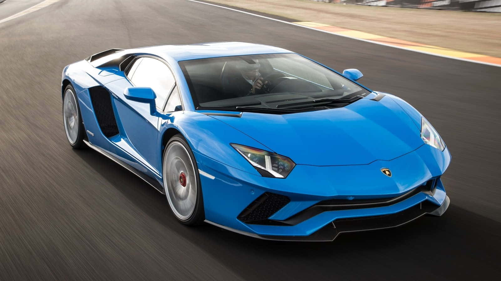 藍色林寶堅尼Aventador在賽道上疾馳。