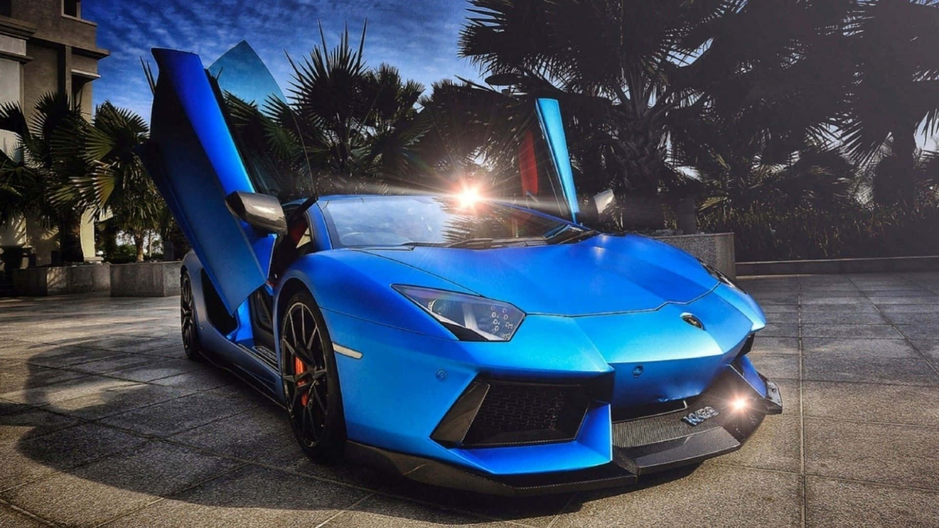 藍色林寶堅尼Aventador開門停泊在戶外日落時分。