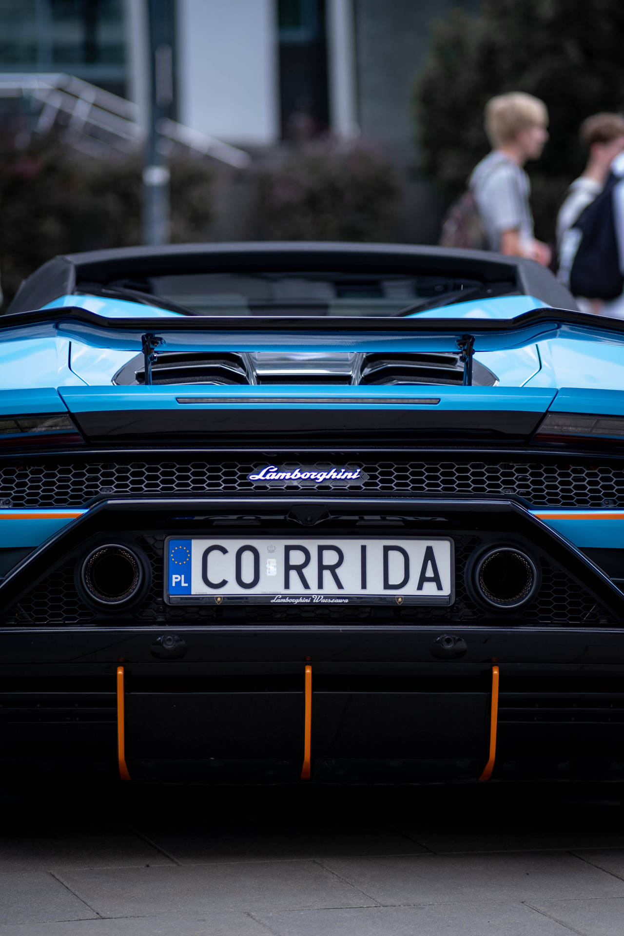 藍色林寶堅尼Huracán Spyder，帶有橙色飾邊和'CORRIDA'車牌。