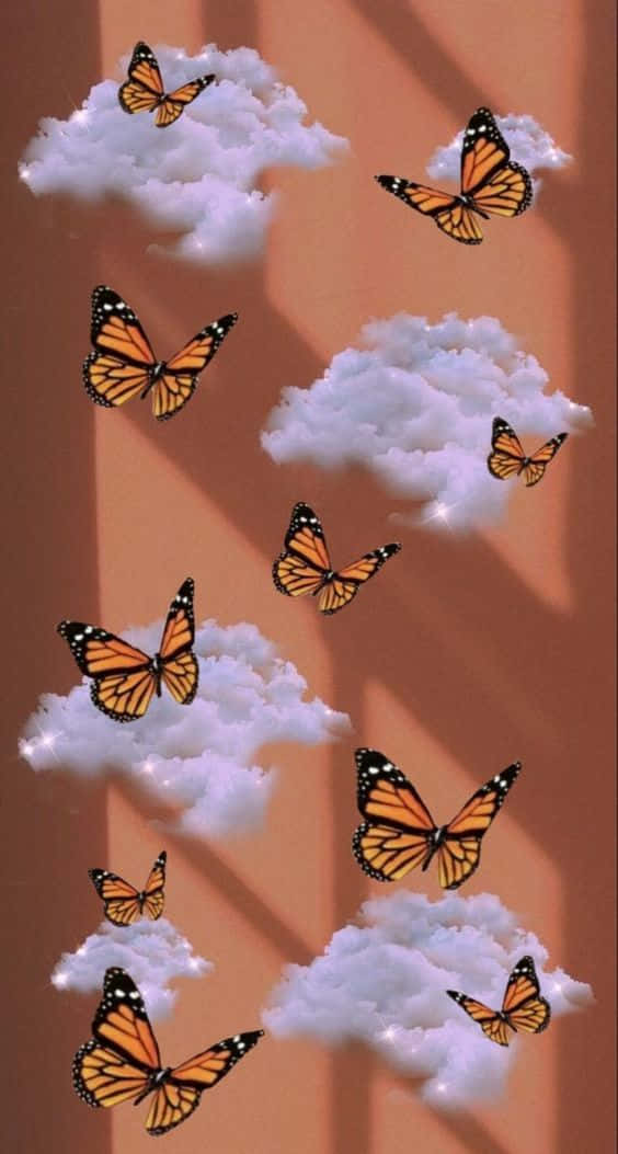 帝王蝶在蓬鬆的白雲中翱翔於溫暖的天空。