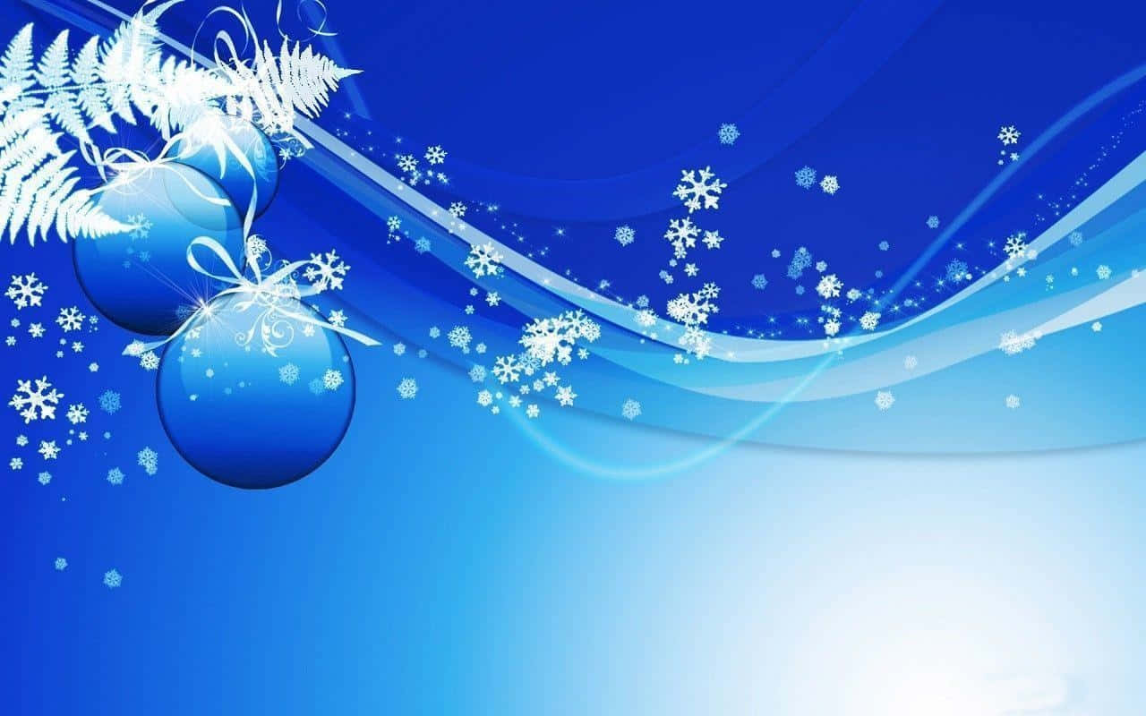 藍色裝飾與雪花聖誕主題背景 壁紙 — 閃爍的藍色聖誕裝飾和蕨類植物在漸變藍色背景上，於旋轉的雪花中漂浮。