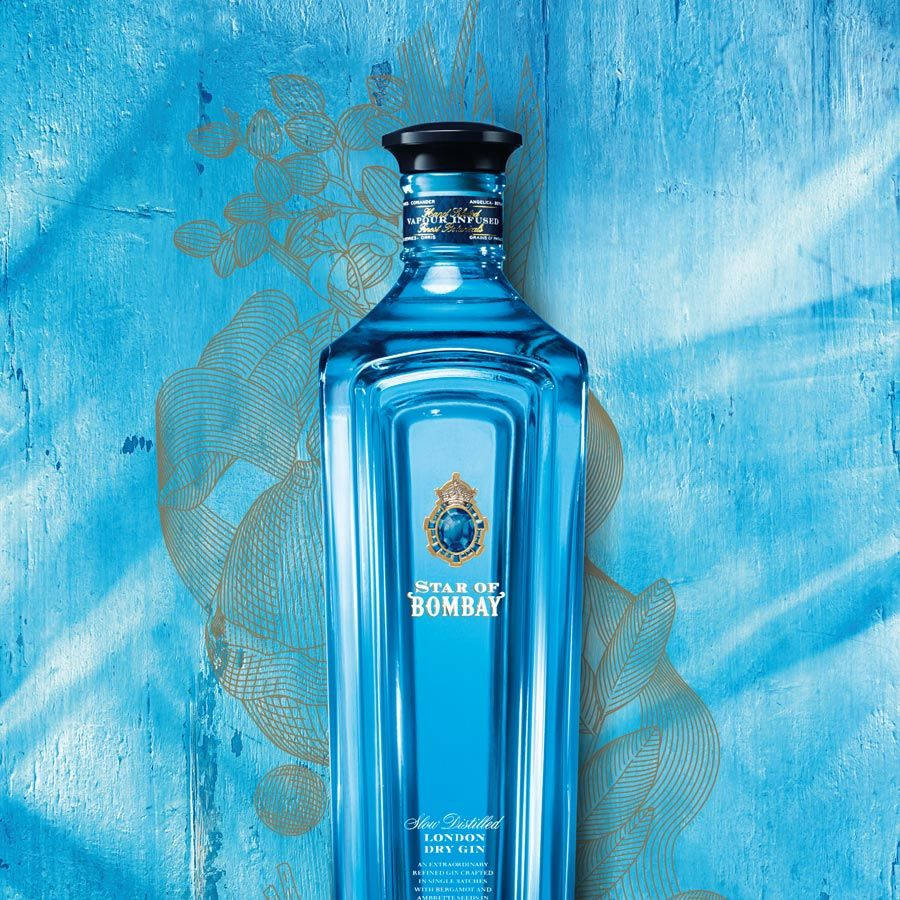 藍色氈酒瓶，在紋理藍色背景上帶有金色花卉設計。