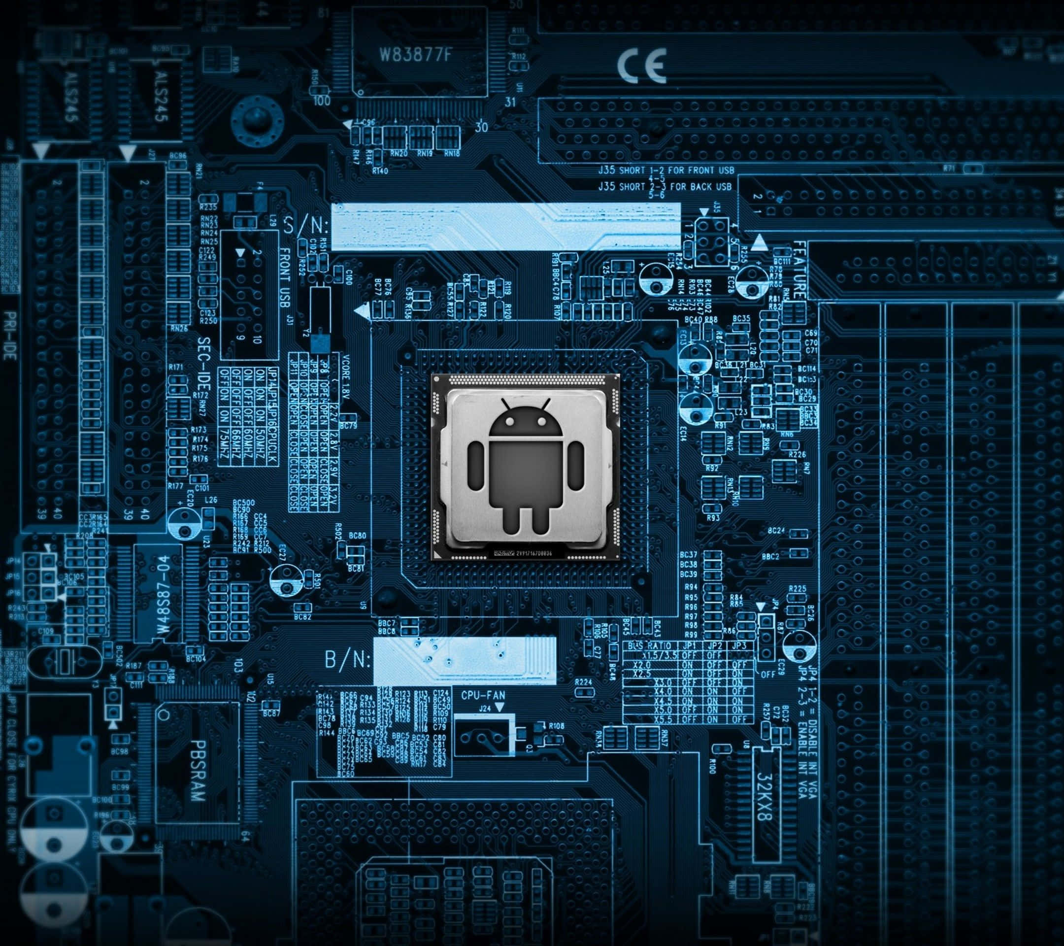 平板電腦 桌布 壁紙 — 藍色調電路板特寫，Android 標誌位於 CPU 插座中央。