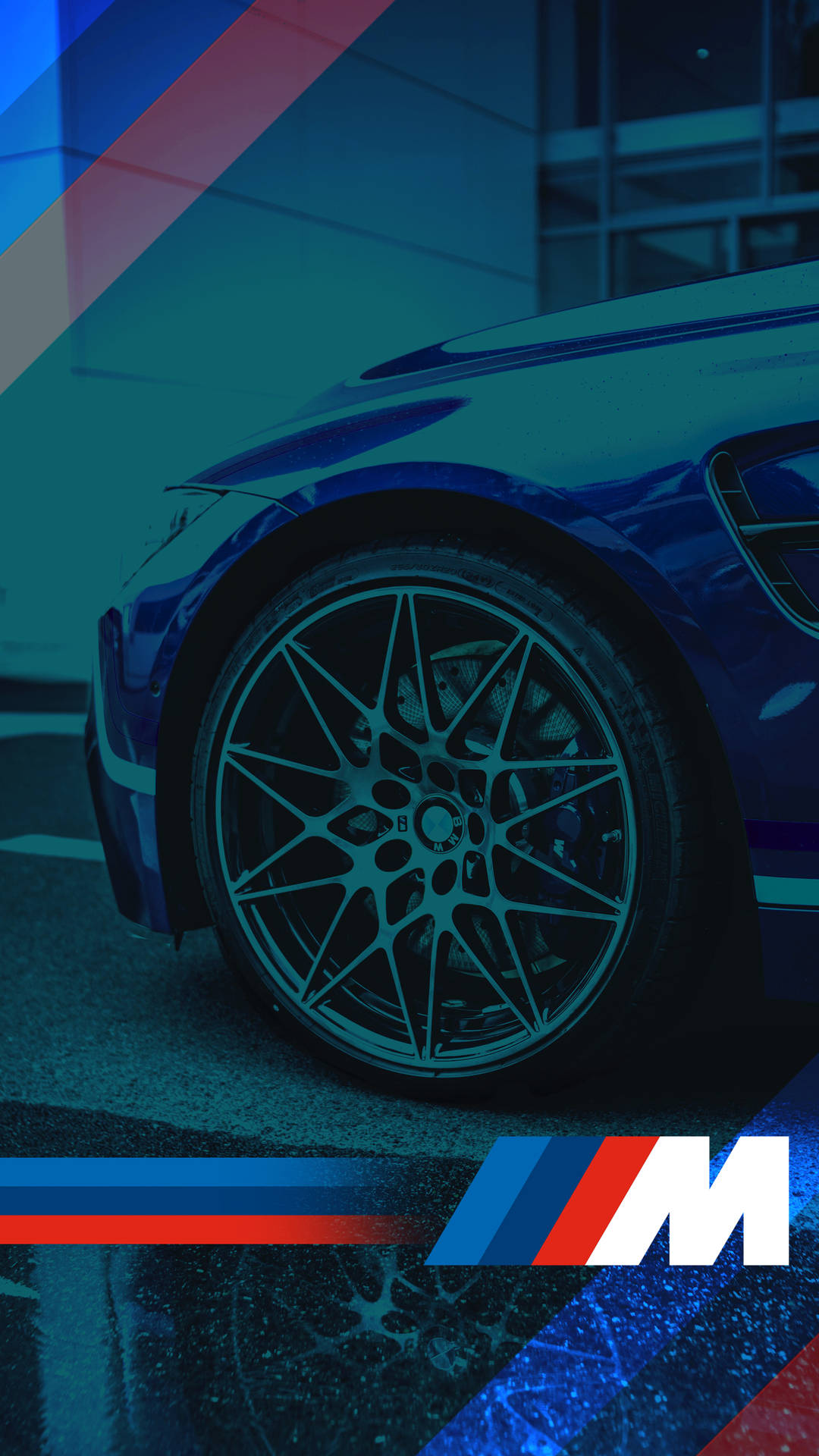藍色BMW M汽車輪圈的特寫，帶有霓虹燈光和品牌條紋。