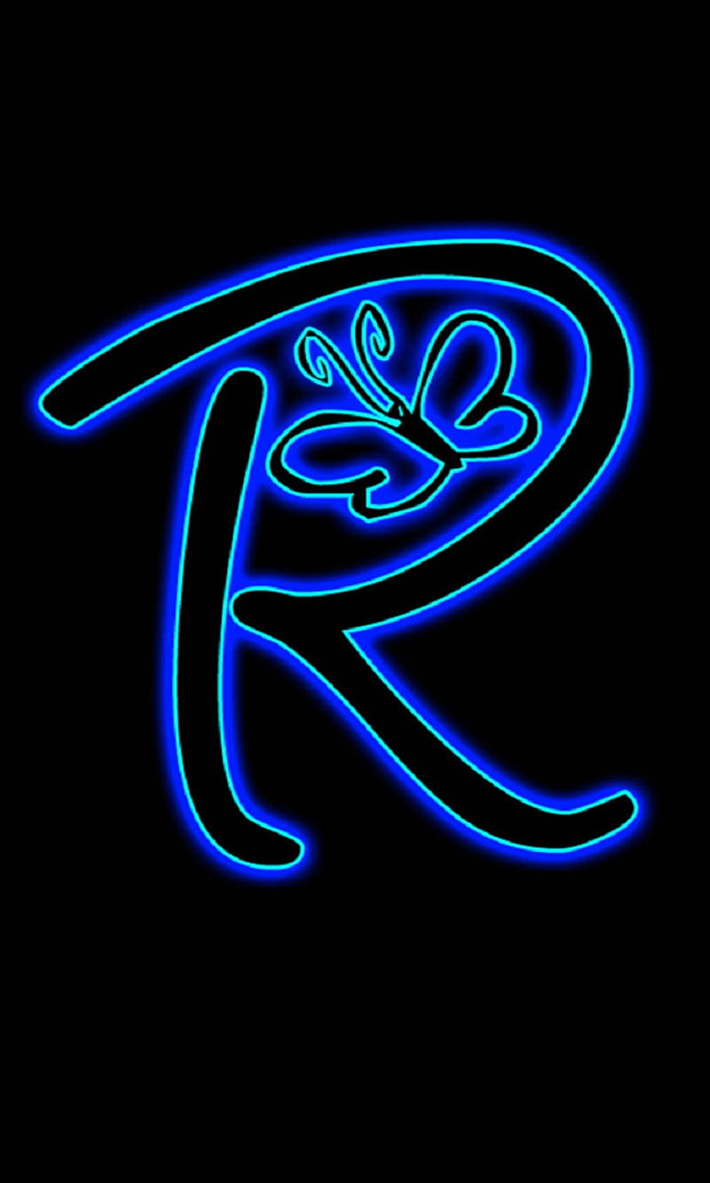 藍色輪廓字母R 壁紙 — 發光藍色霓虹字母R，曲線內有一隻蝴蝶，背景為黑色。