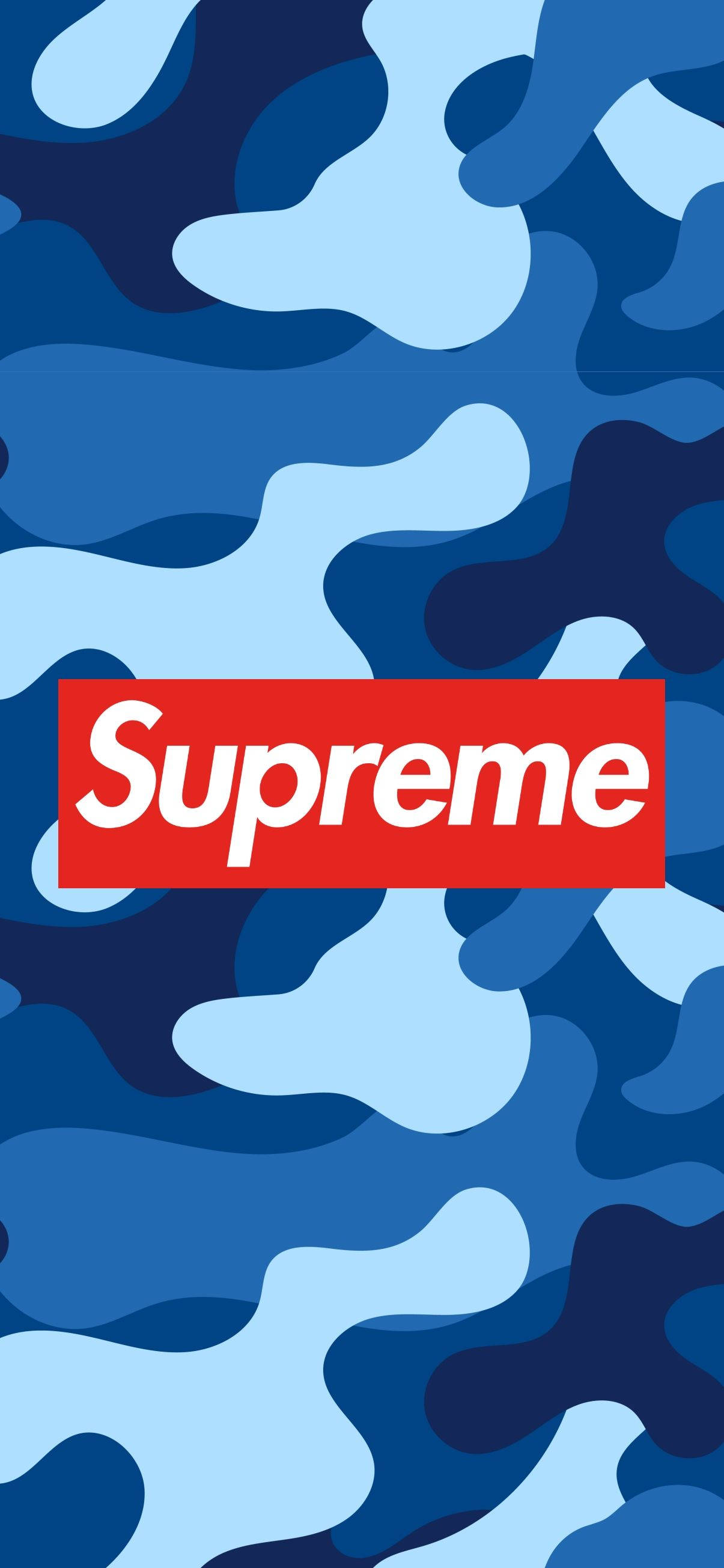 藍色迷彩背景上的 Supreme 標誌 壁紙 — 藍色迷彩圖案牆紙，中央以白色文字呈現大膽的紅色Supreme標誌。