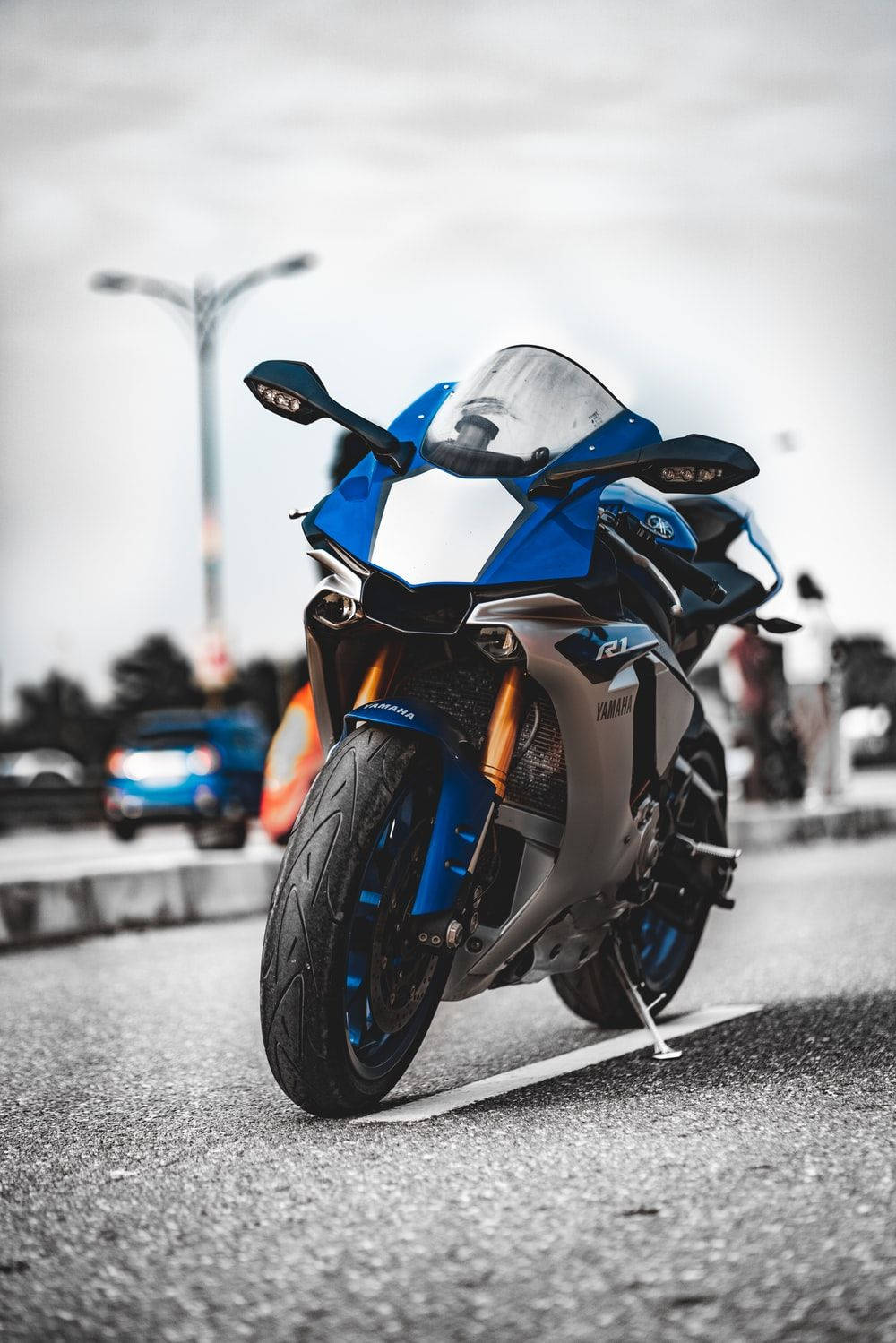 藍色Yamaha R1運動電單車停在街上。