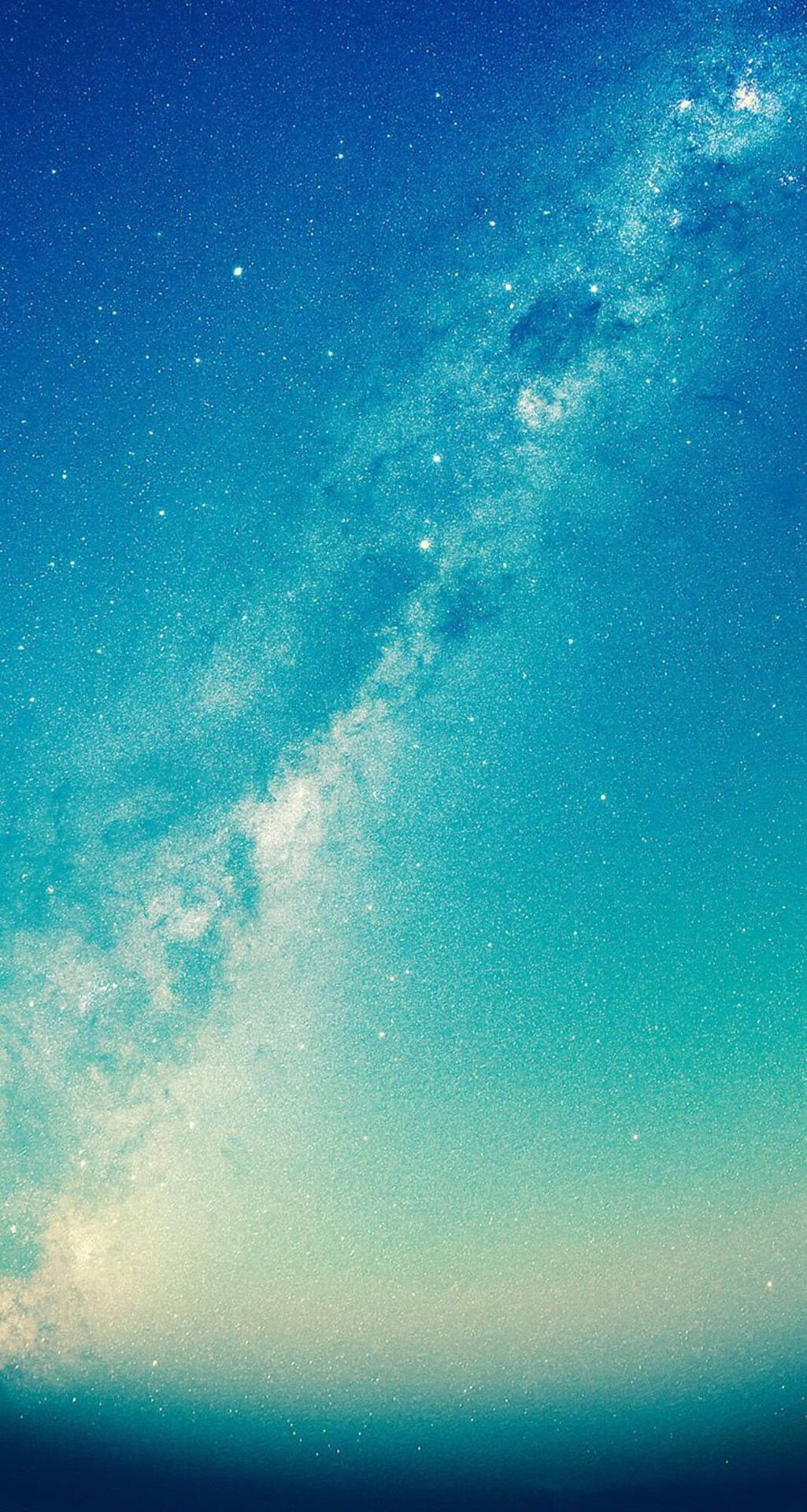 銀河系在青綠色和藍色的星空下閃耀。